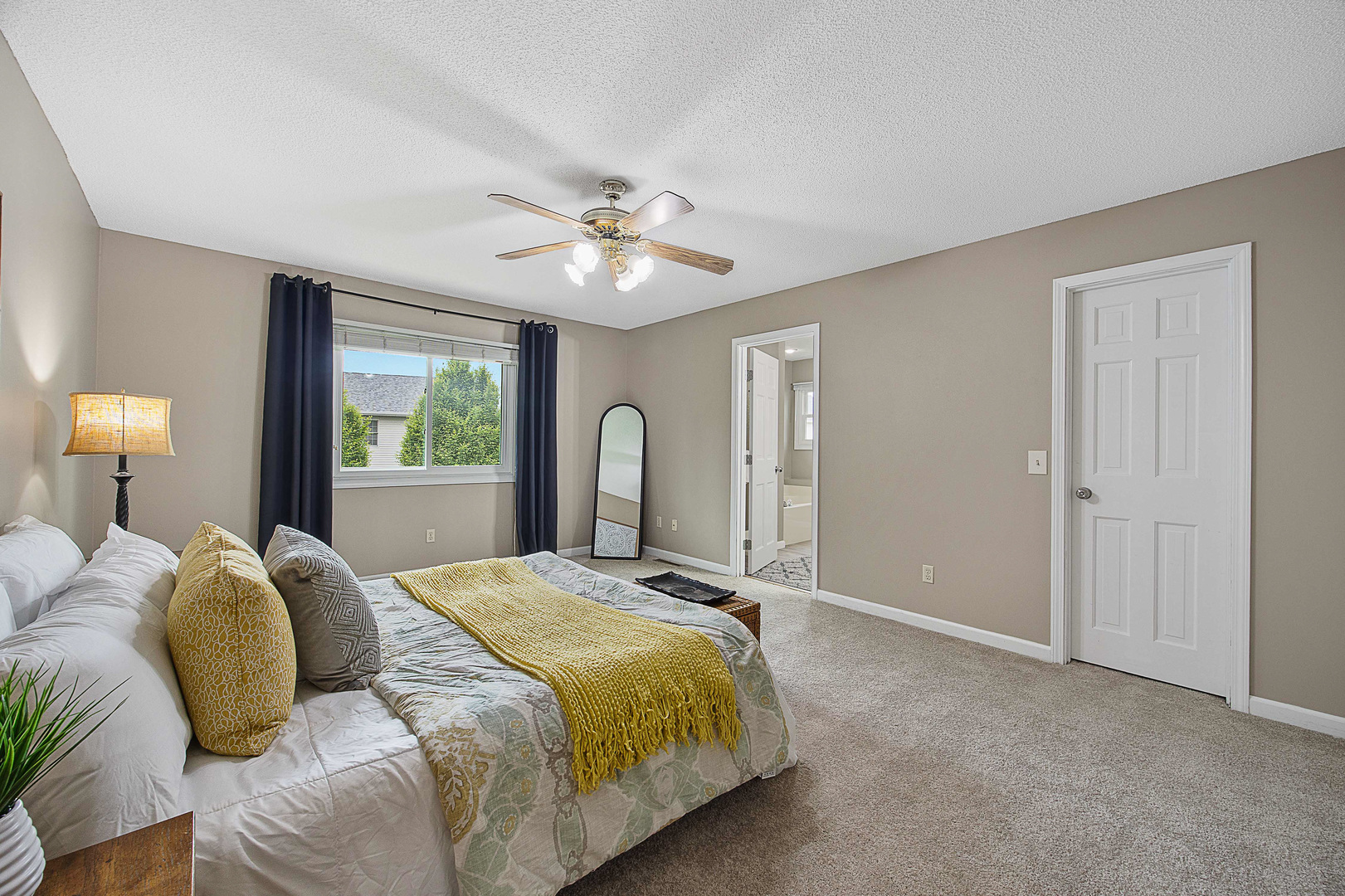 1202 Kenneth Drive, Bloomington, IL 61704
