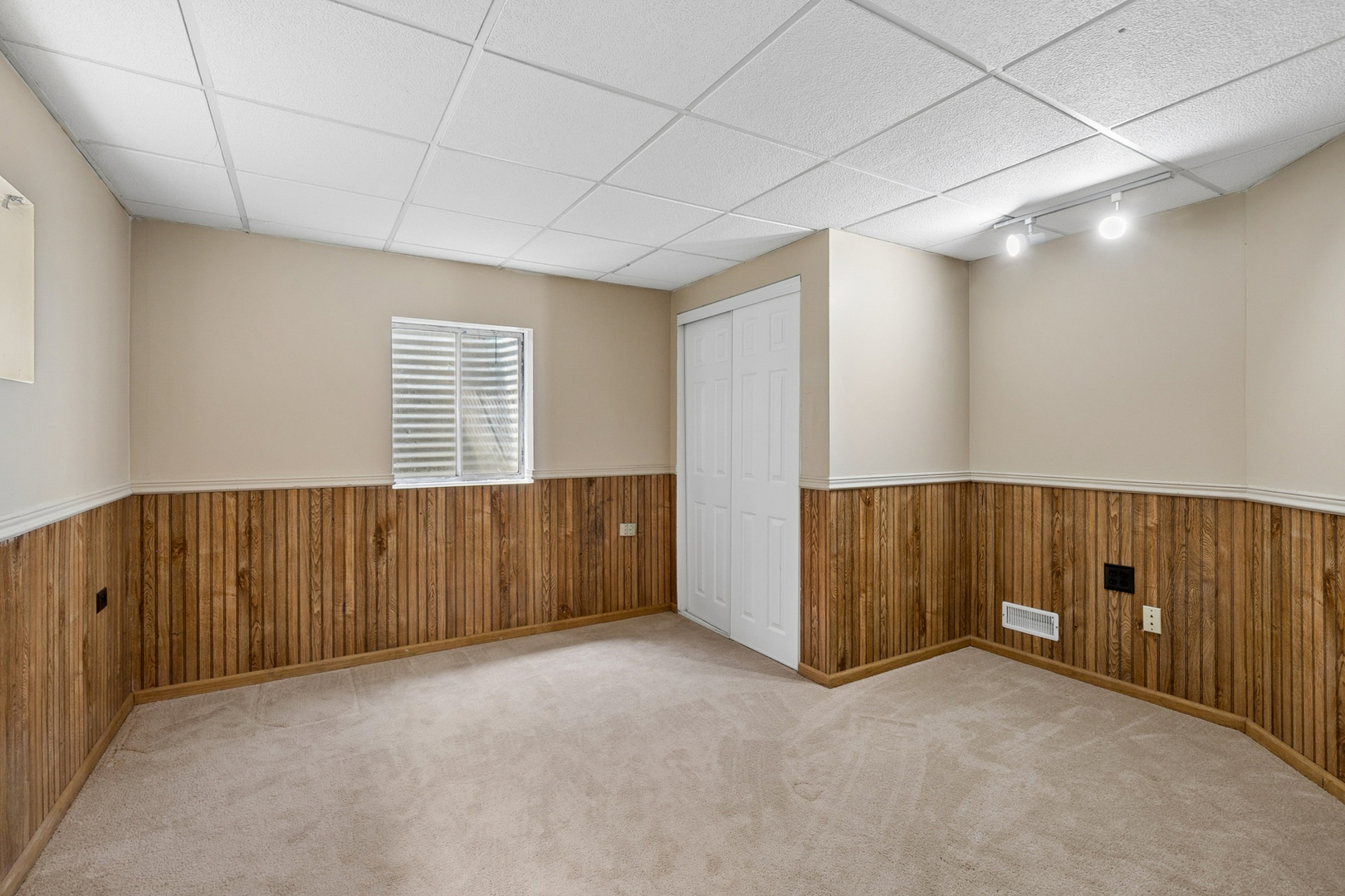 139 N Crooked Lake Lane, Lindenhurst, IL 60046