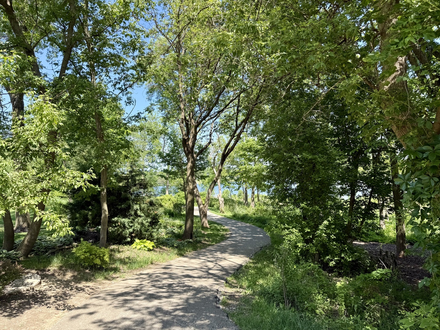 139 N Crooked Lake Lane, Lindenhurst, IL 60046