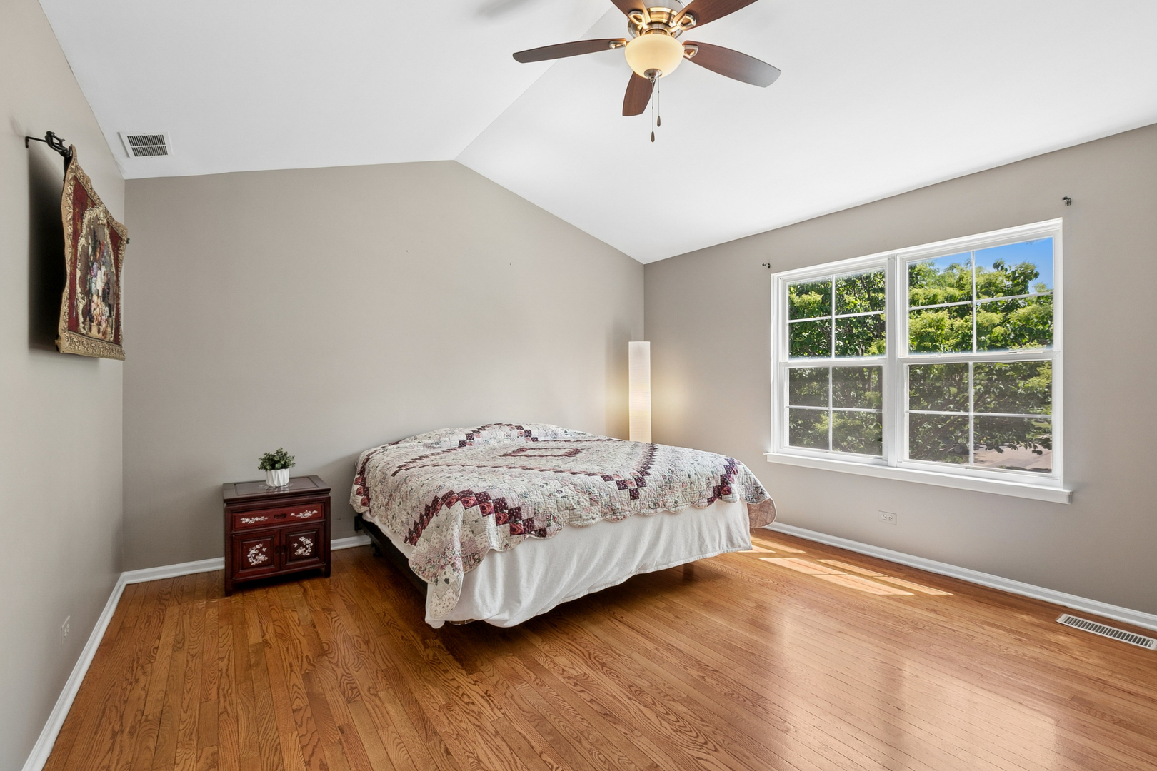 139 N Crooked Lake Lane, Lindenhurst, IL 60046