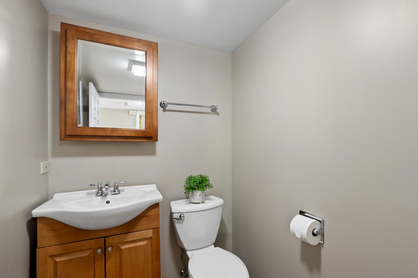 139 N Crooked Lake Lane, Lindenhurst, IL 60046