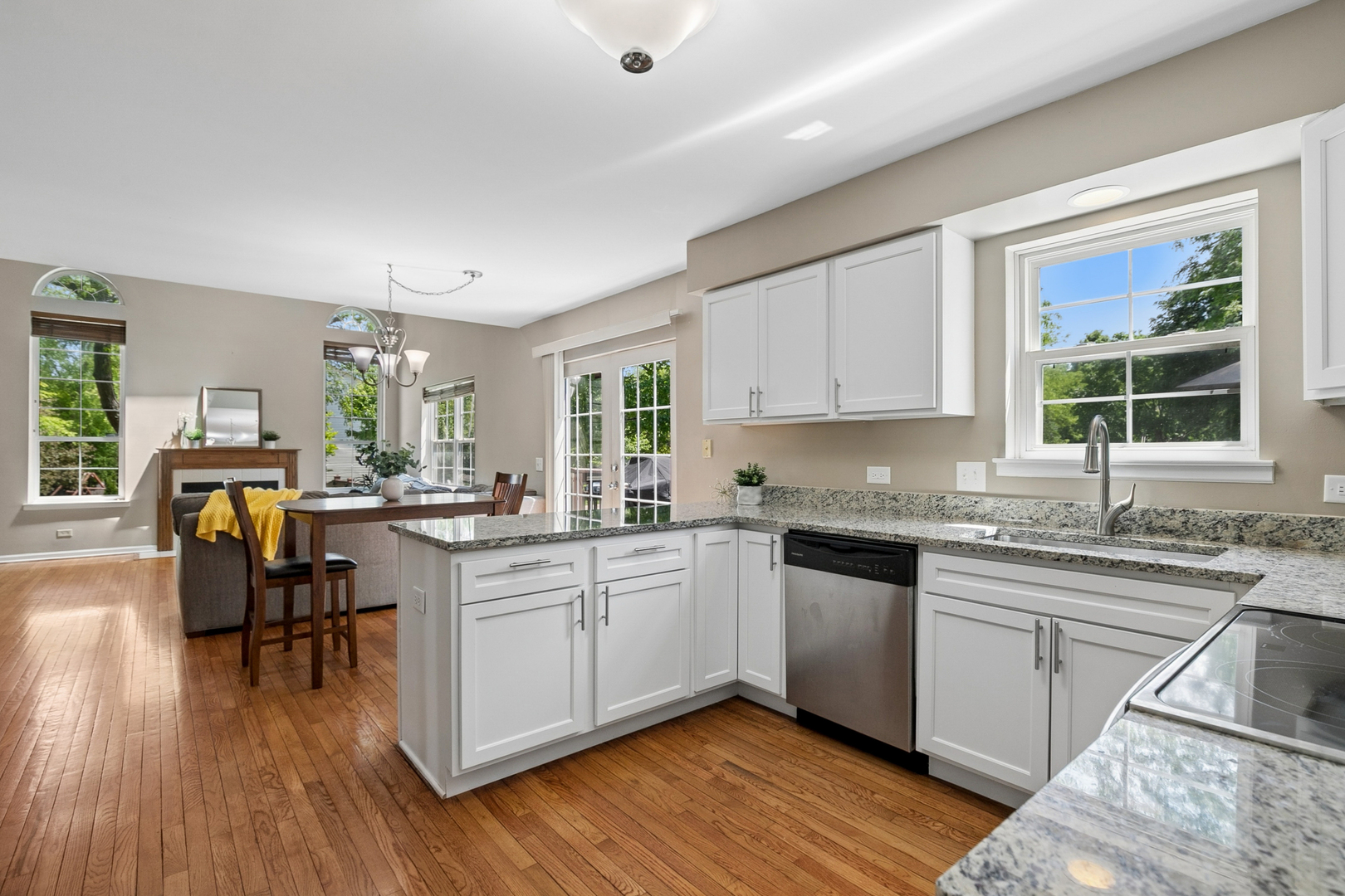139 N Crooked Lake Lane, Lindenhurst, IL 60046