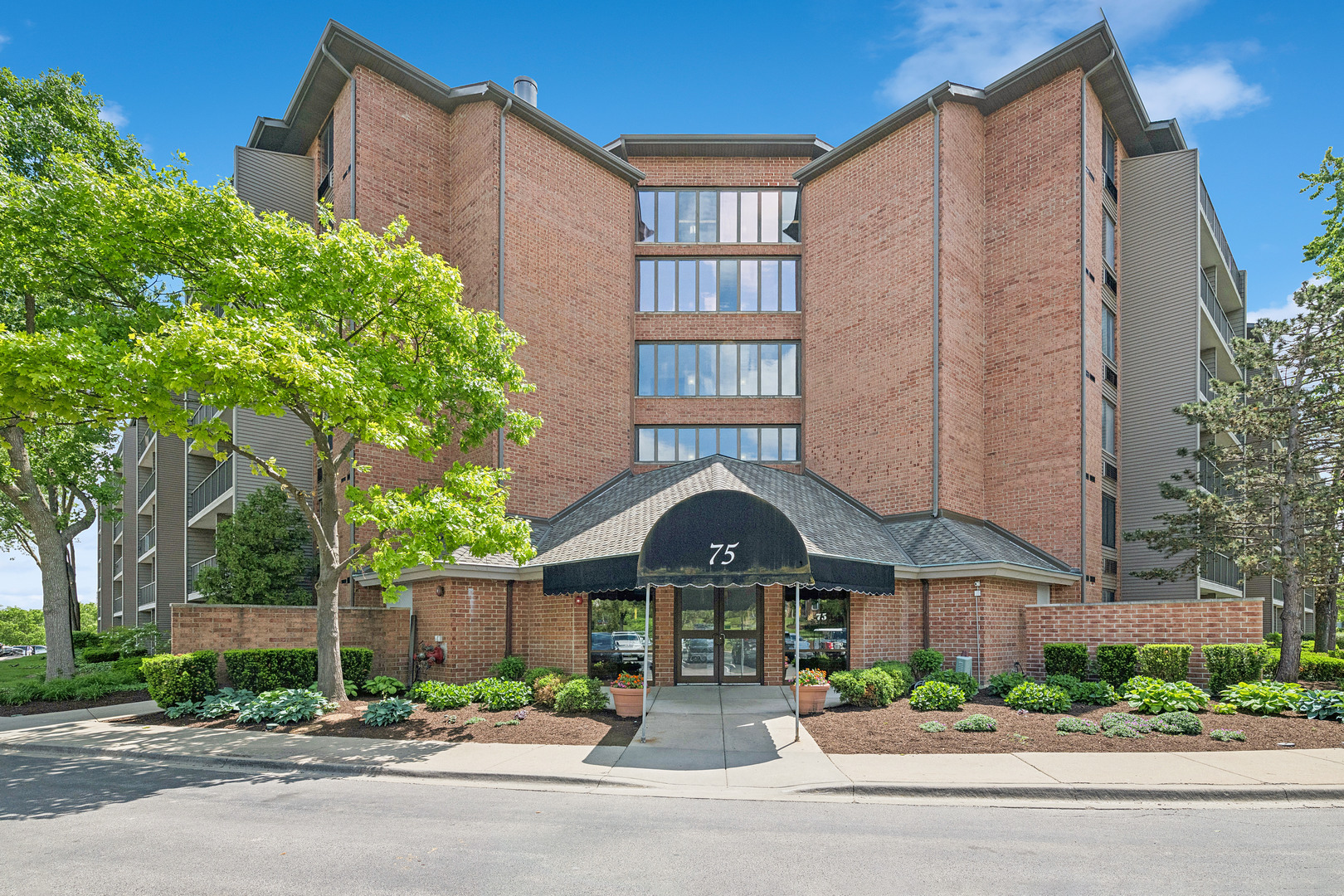 75 Kristin Circle #512, Schaumburg, IL 60195