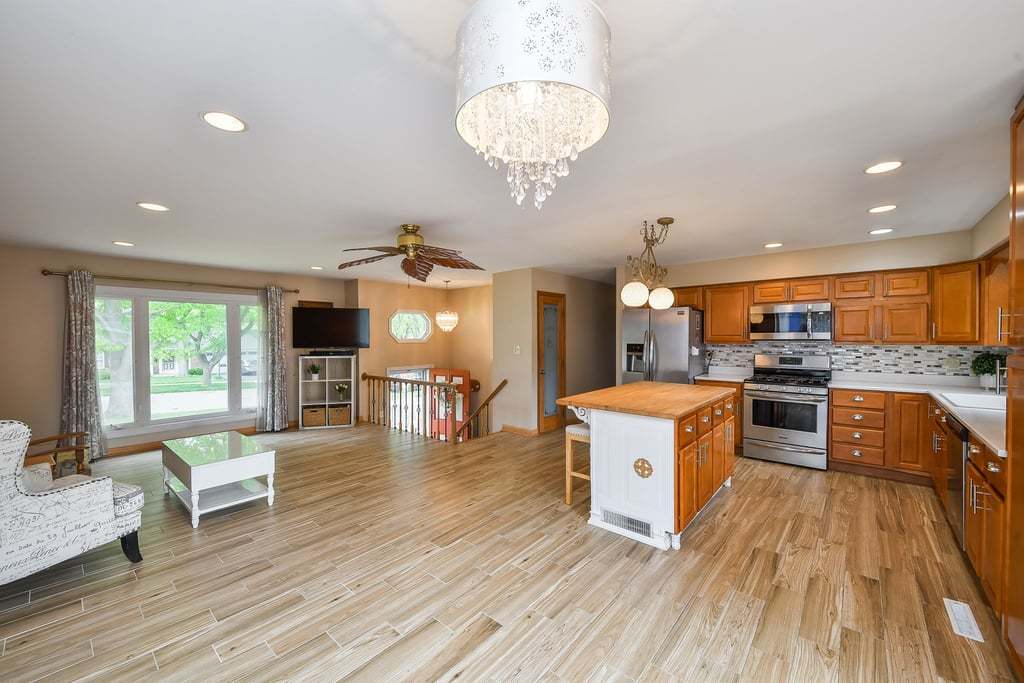 110 Oakwood Lane, Bartlett, IL 60103