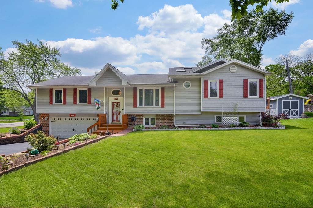 110 Oakwood Lane, Bartlett, IL 60103