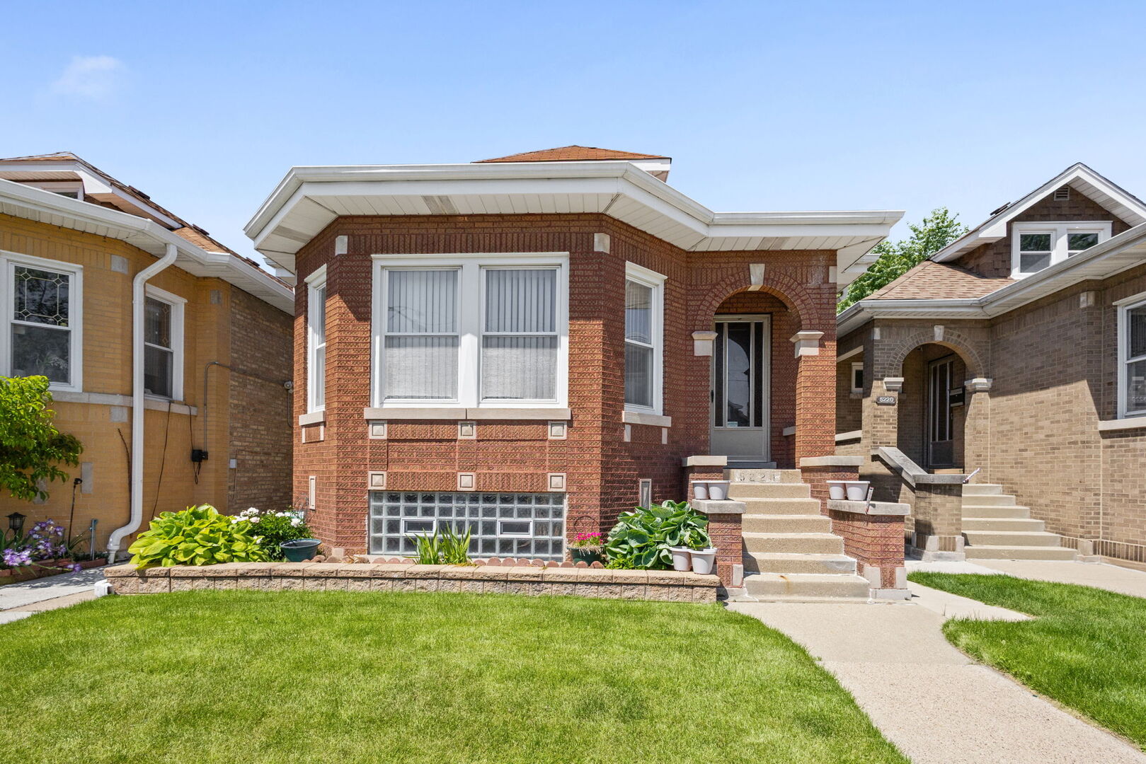 5224 W Oakdale Avenue, Chicago, IL 60641