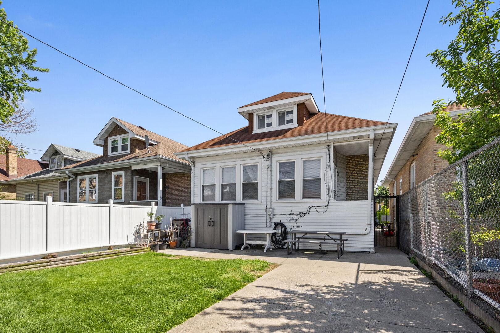 5224 W Oakdale Avenue, Chicago, IL 60641
