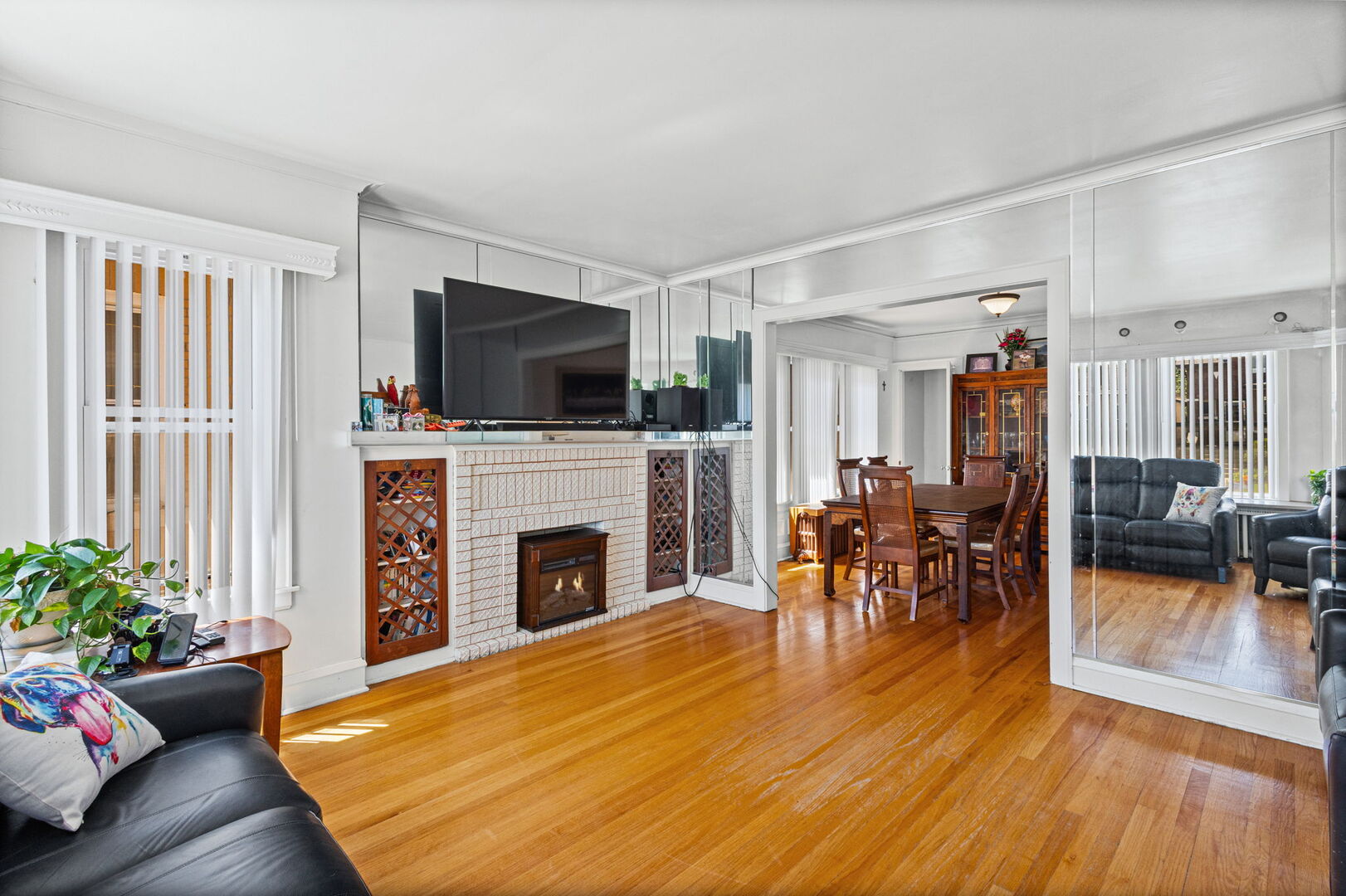 5224 W Oakdale Avenue, Chicago, IL 60641