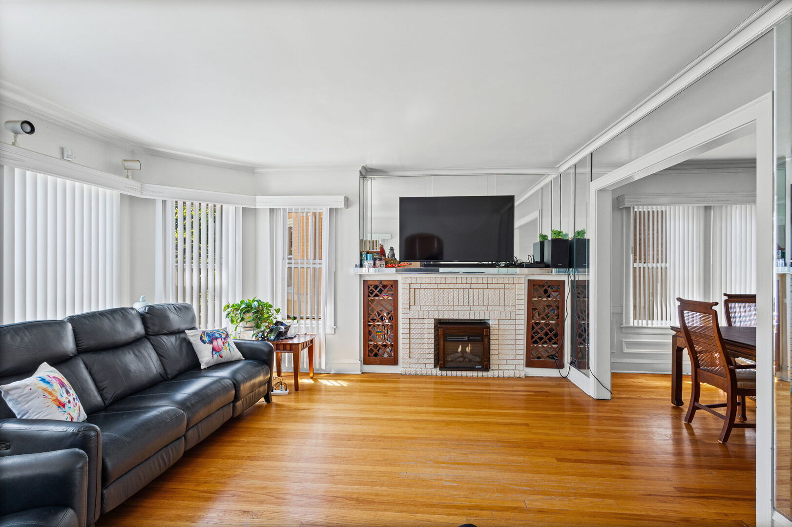 5224 W Oakdale Avenue, Chicago, IL 60641