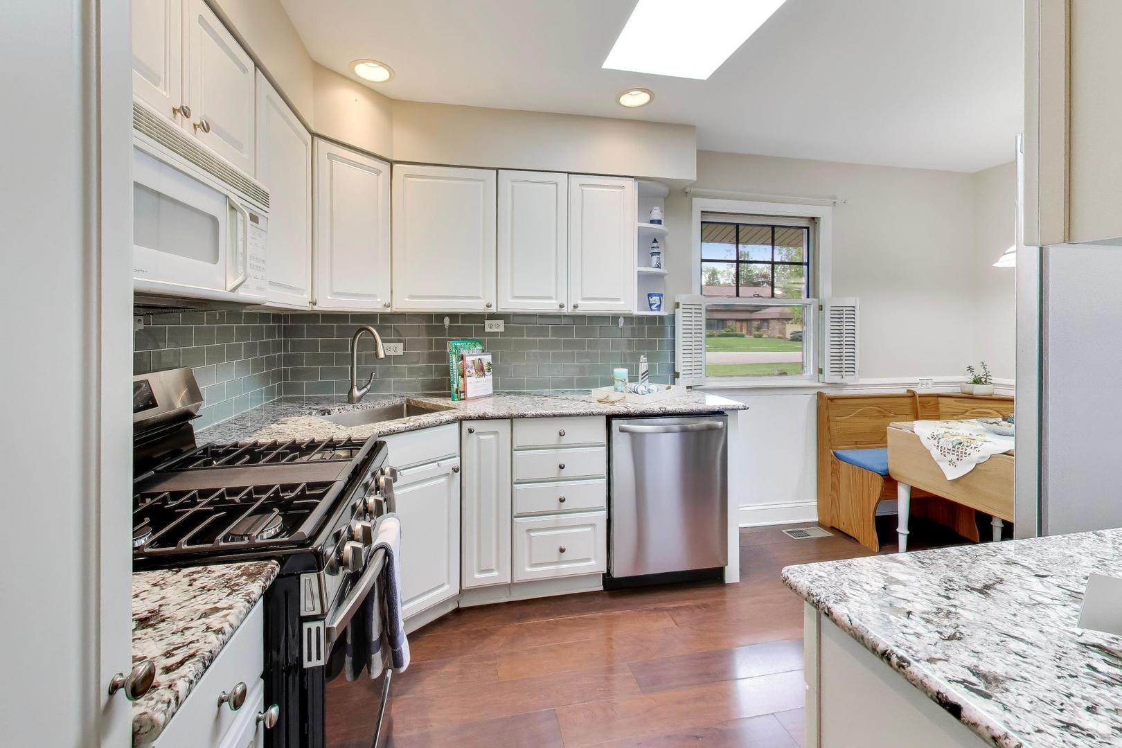605 N Rohlwing Road, Palatine, IL 60074
