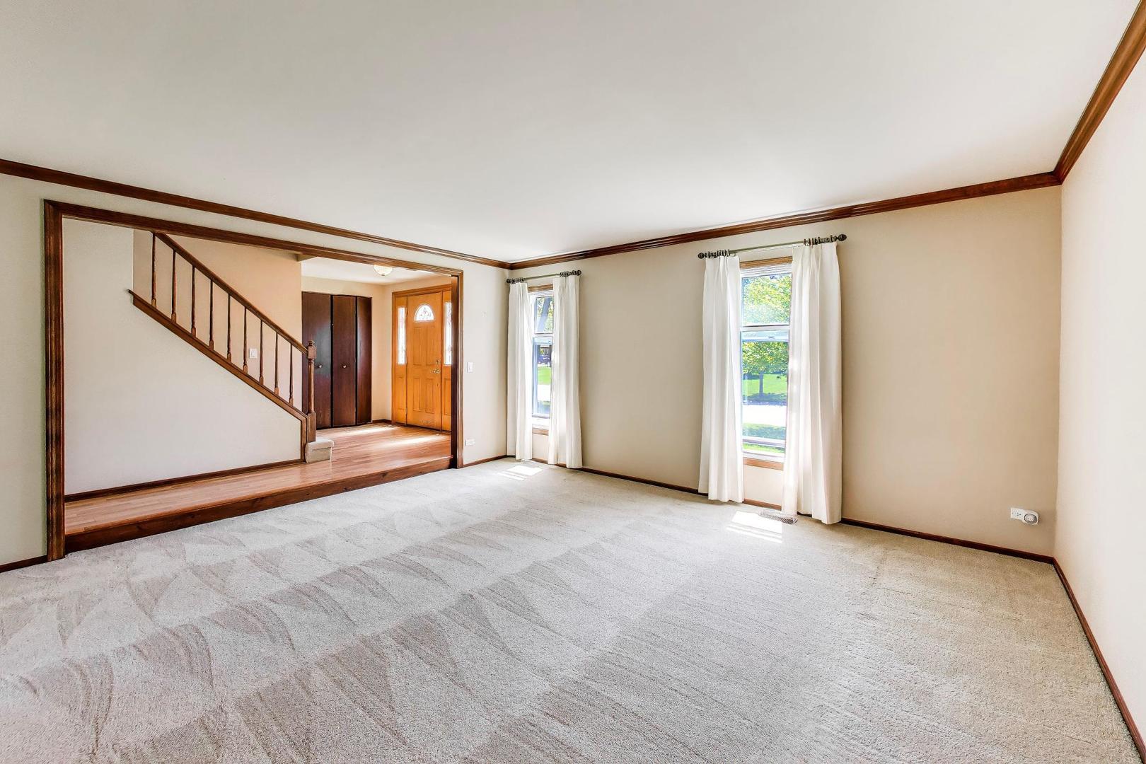 1276 Chatham Lane, Roselle, IL 60172