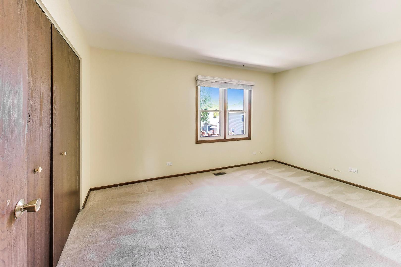 1276 Chatham Lane, Roselle, IL 60172