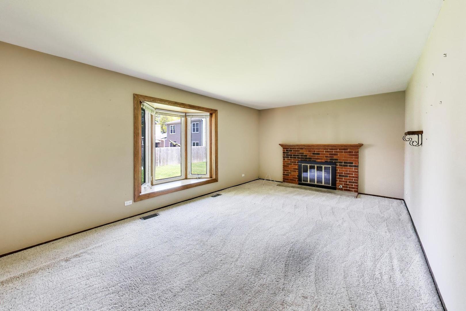 1276 Chatham Lane, Roselle, IL 60172