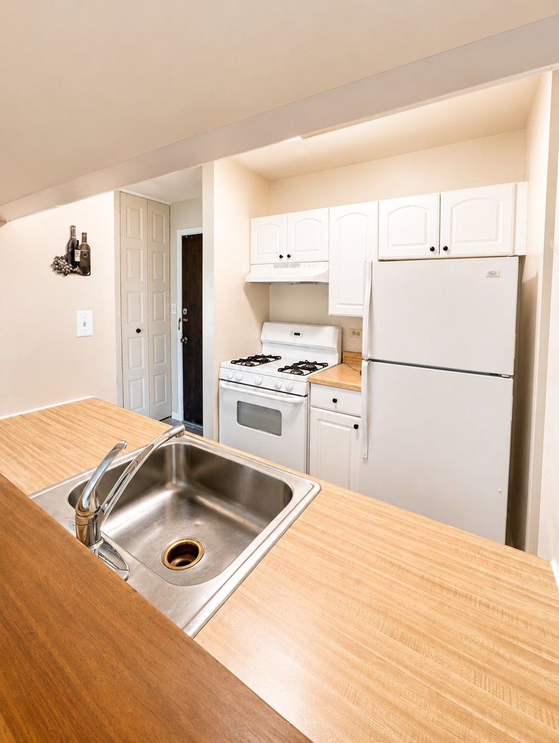 1 OAK CREEK Drive #1302, Buffalo Grove, IL 60089