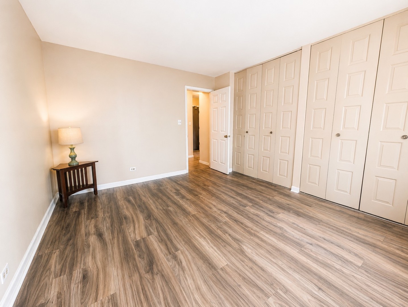 1 OAK CREEK Drive #1302, Buffalo Grove, IL 60089