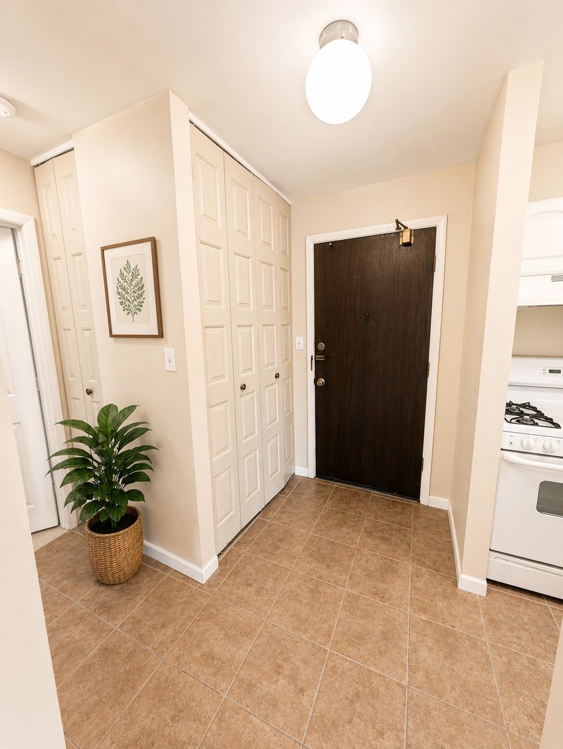 1 OAK CREEK Drive #1302, Buffalo Grove, IL 60089