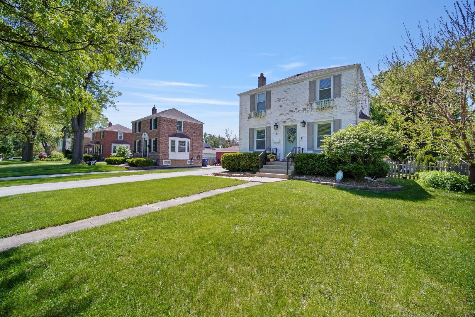 6 Iroquois Drive, Clarendon Hills, IL 60514