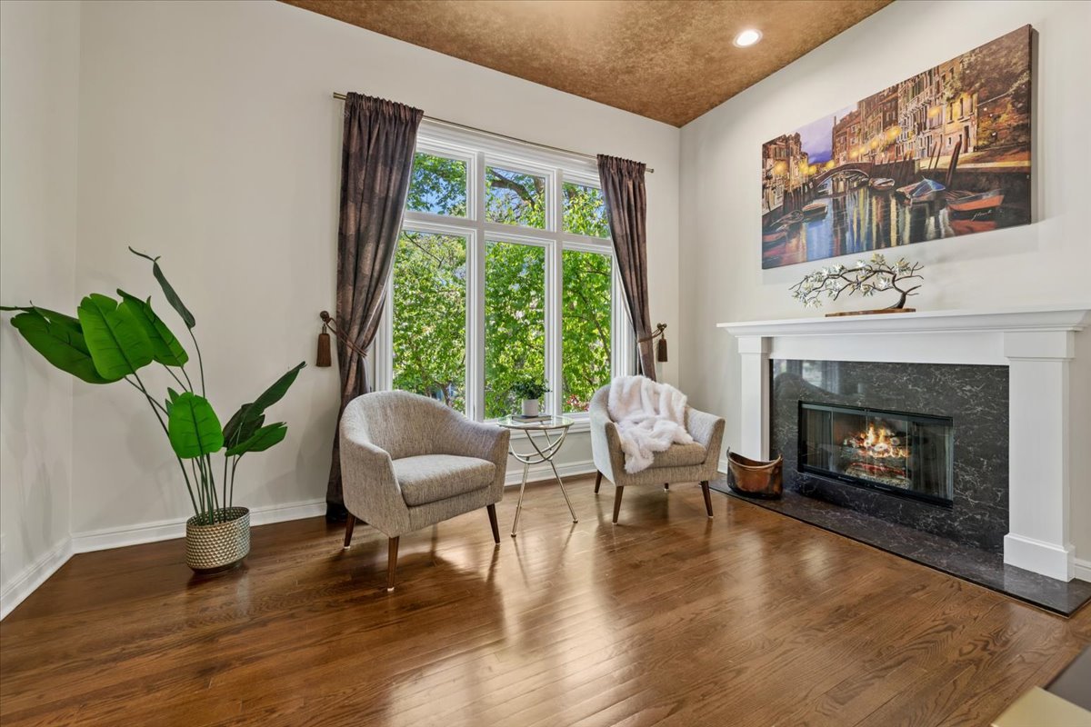 203 Crooked Tree Court, Naperville, IL 60565