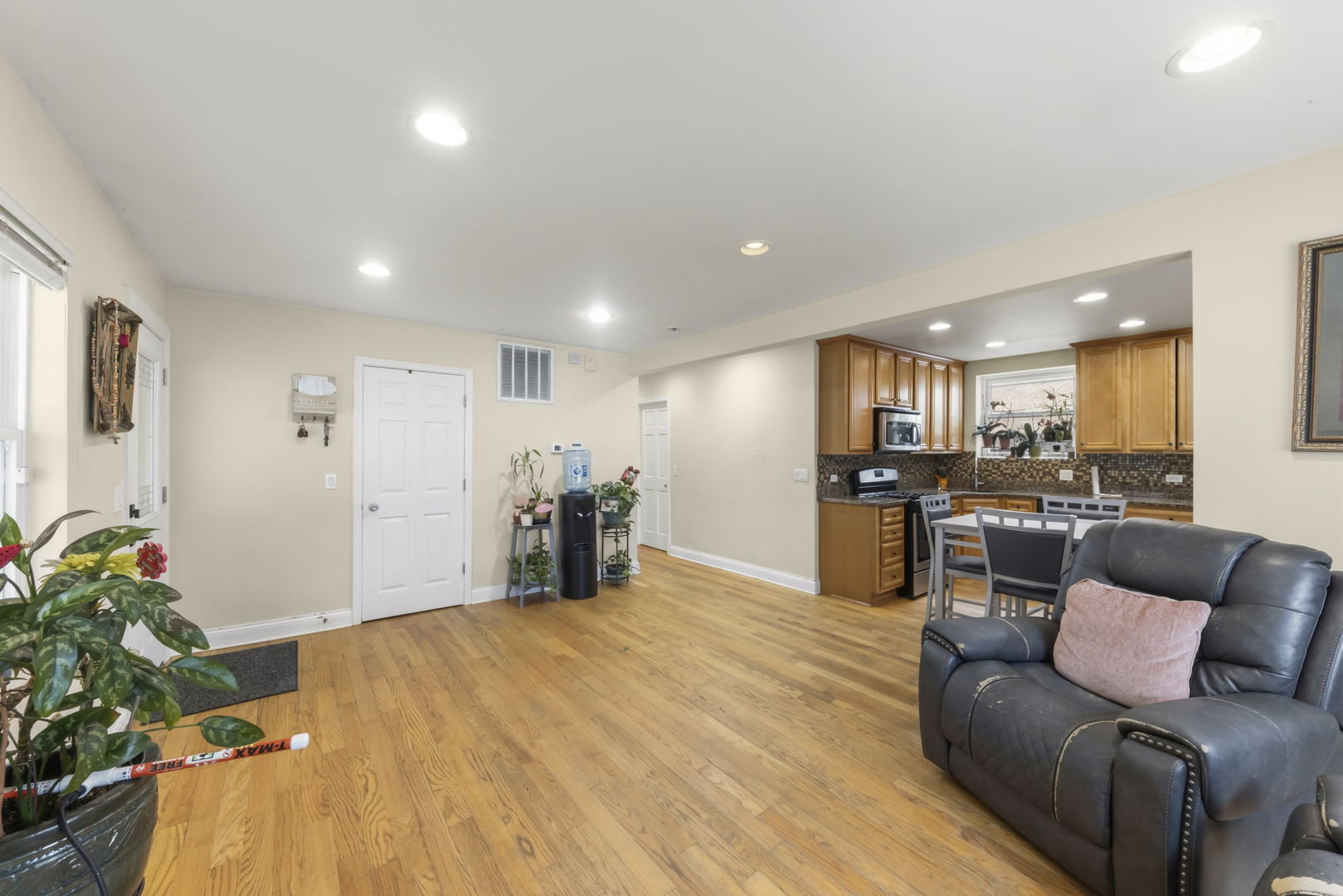 1926 S 16th Avenue, Broadview, IL 60155
