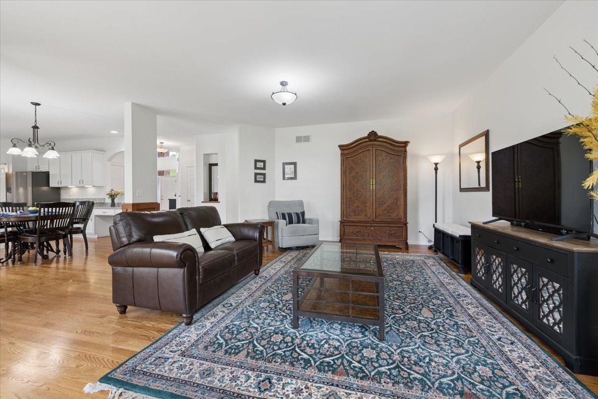 2119 W Thornwood Drive, South Elgin, IL 60177