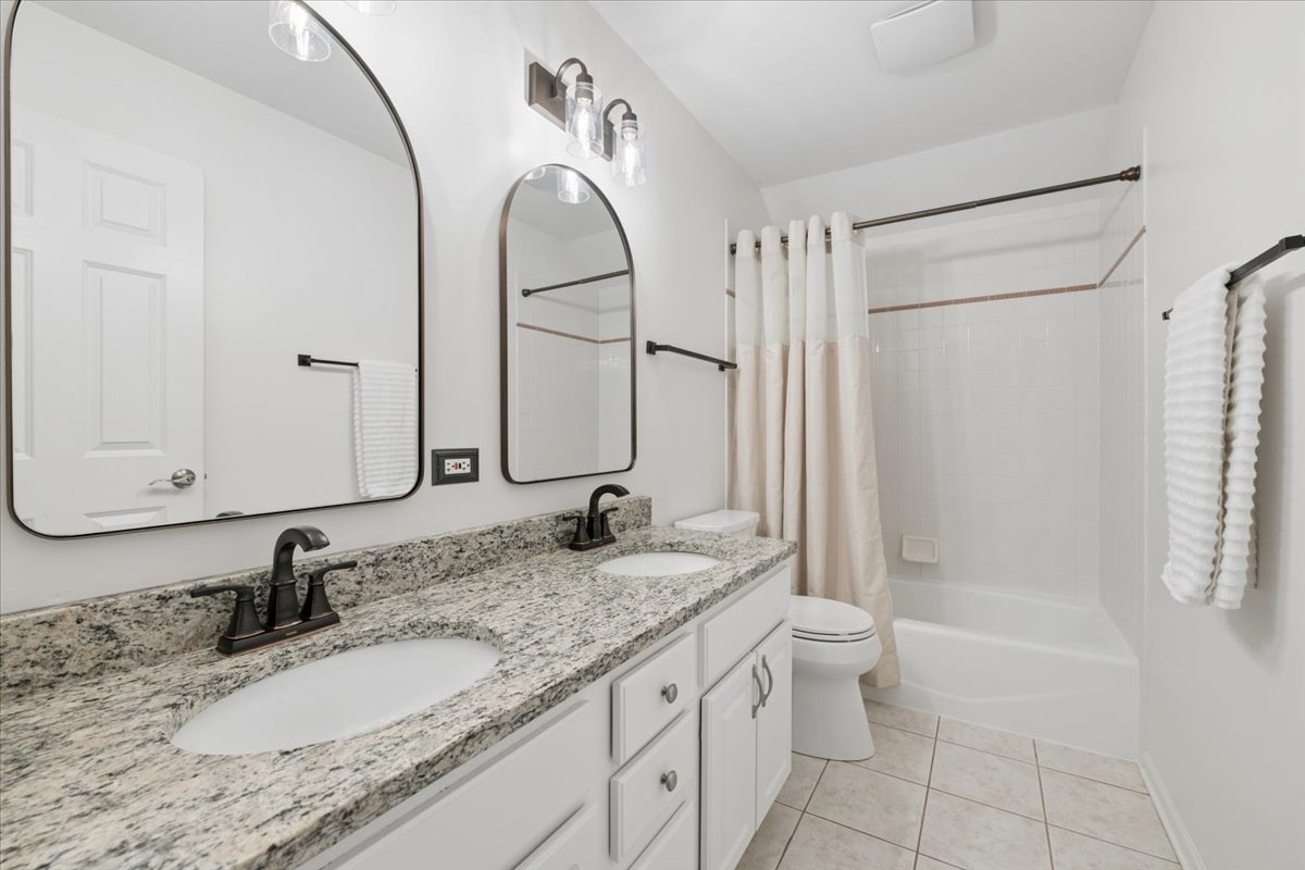 2119 W Thornwood Drive, South Elgin, IL 60177