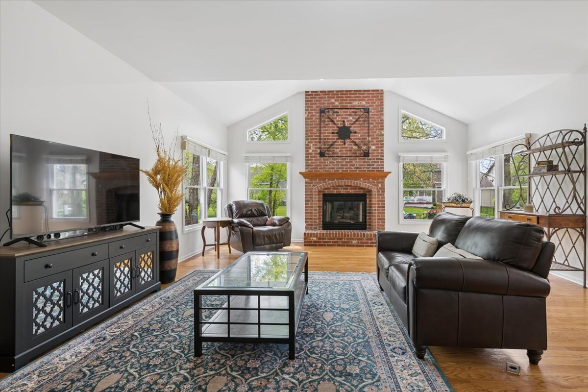 2119 W Thornwood Drive, South Elgin, IL 60177