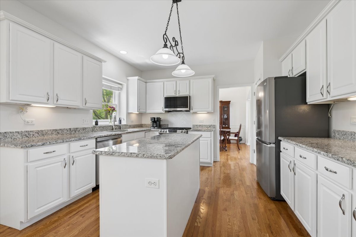 2119 W Thornwood Drive, South Elgin, IL 60177