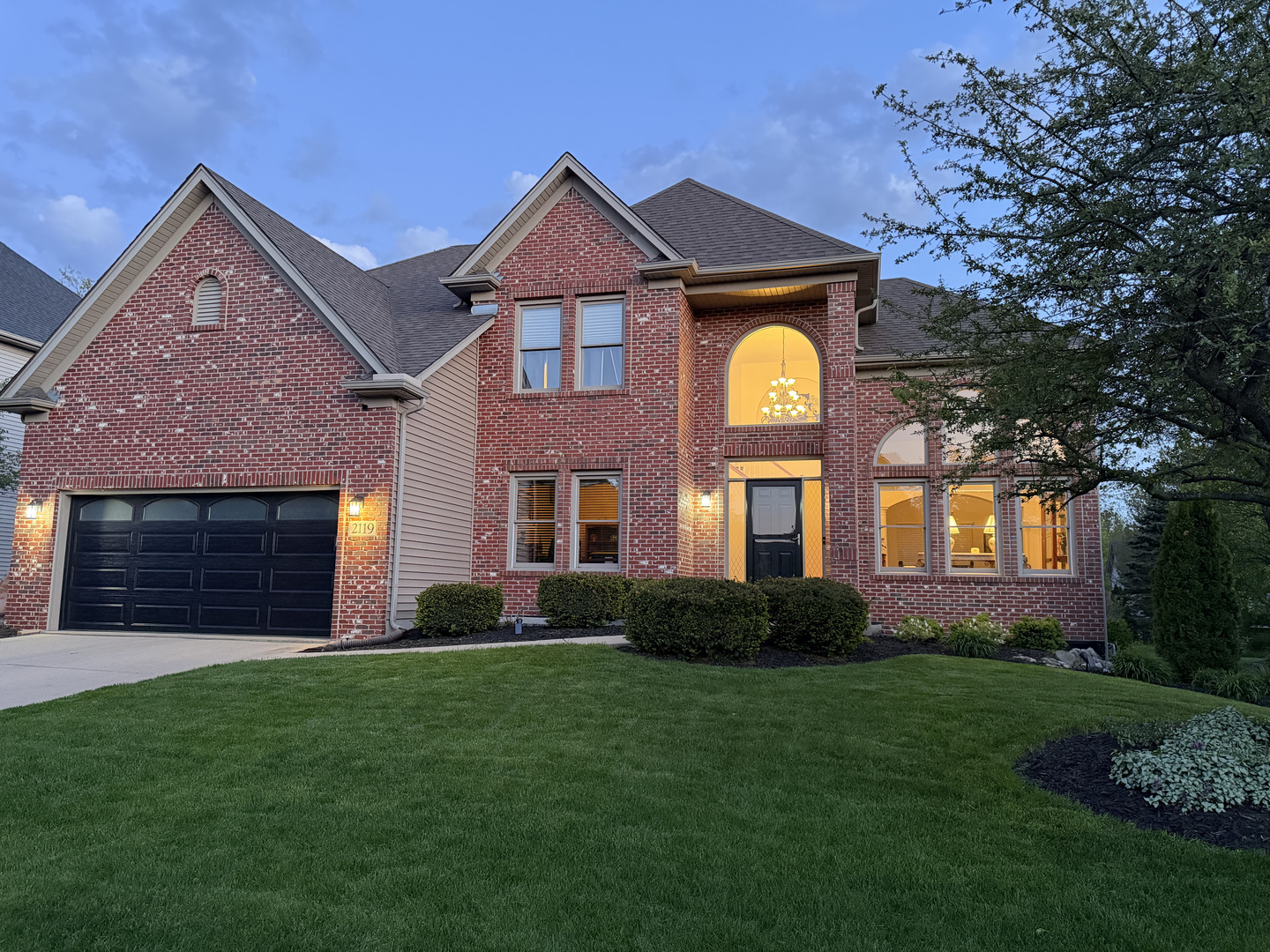 2119 W Thornwood Drive, South Elgin, IL 60177