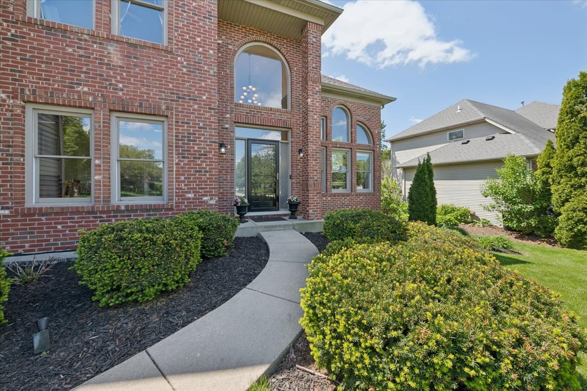 2119 W Thornwood Drive, South Elgin, IL 60177