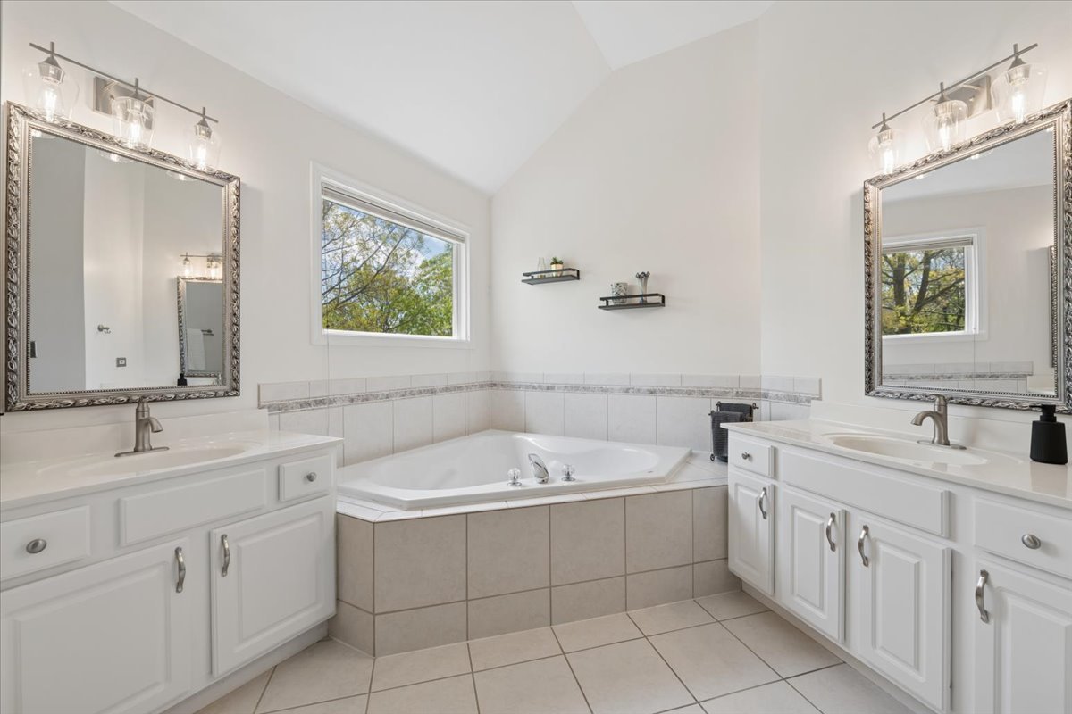 2119 W Thornwood Drive, South Elgin, IL 60177