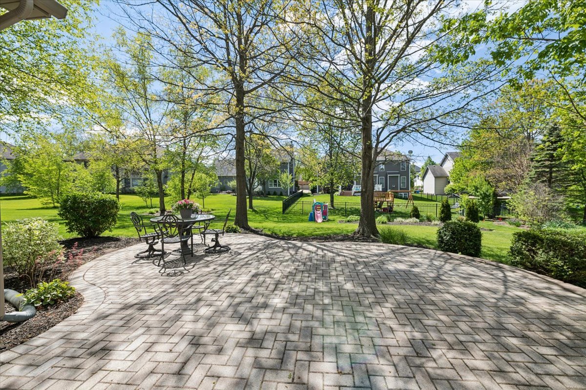 2119 W Thornwood Drive, South Elgin, IL 60177