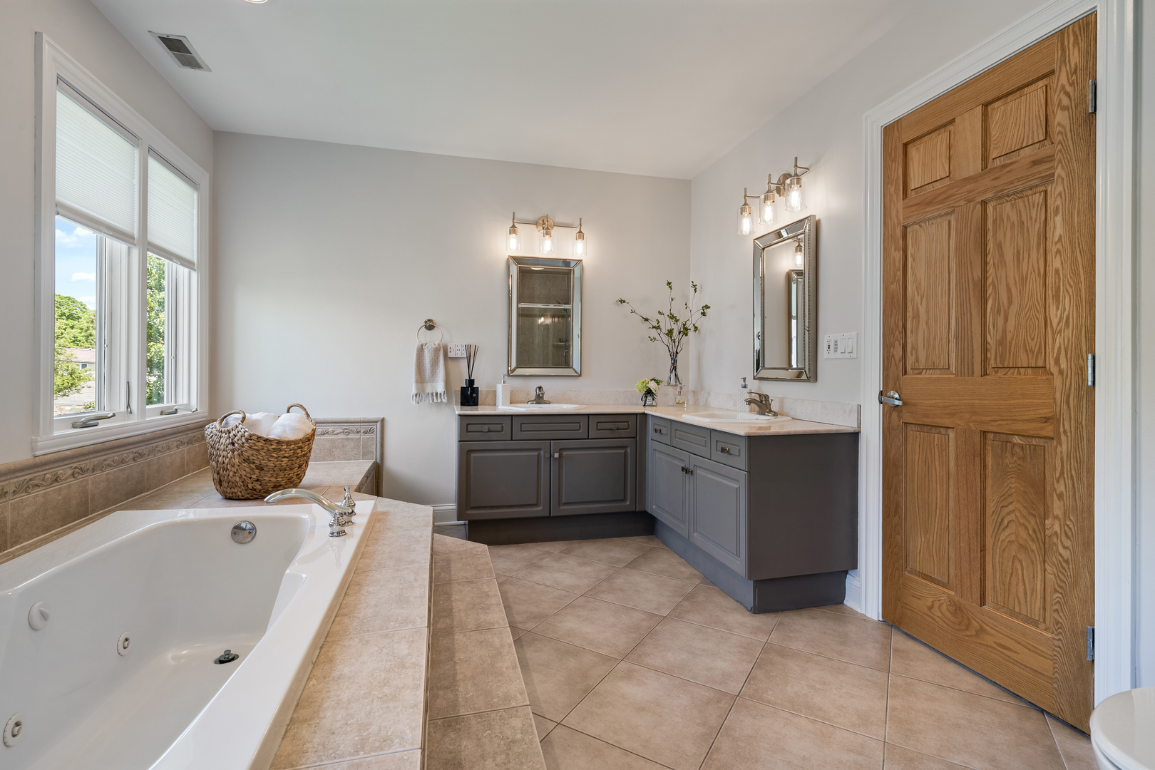 986 E Red Oak Street, Addison, IL 60101