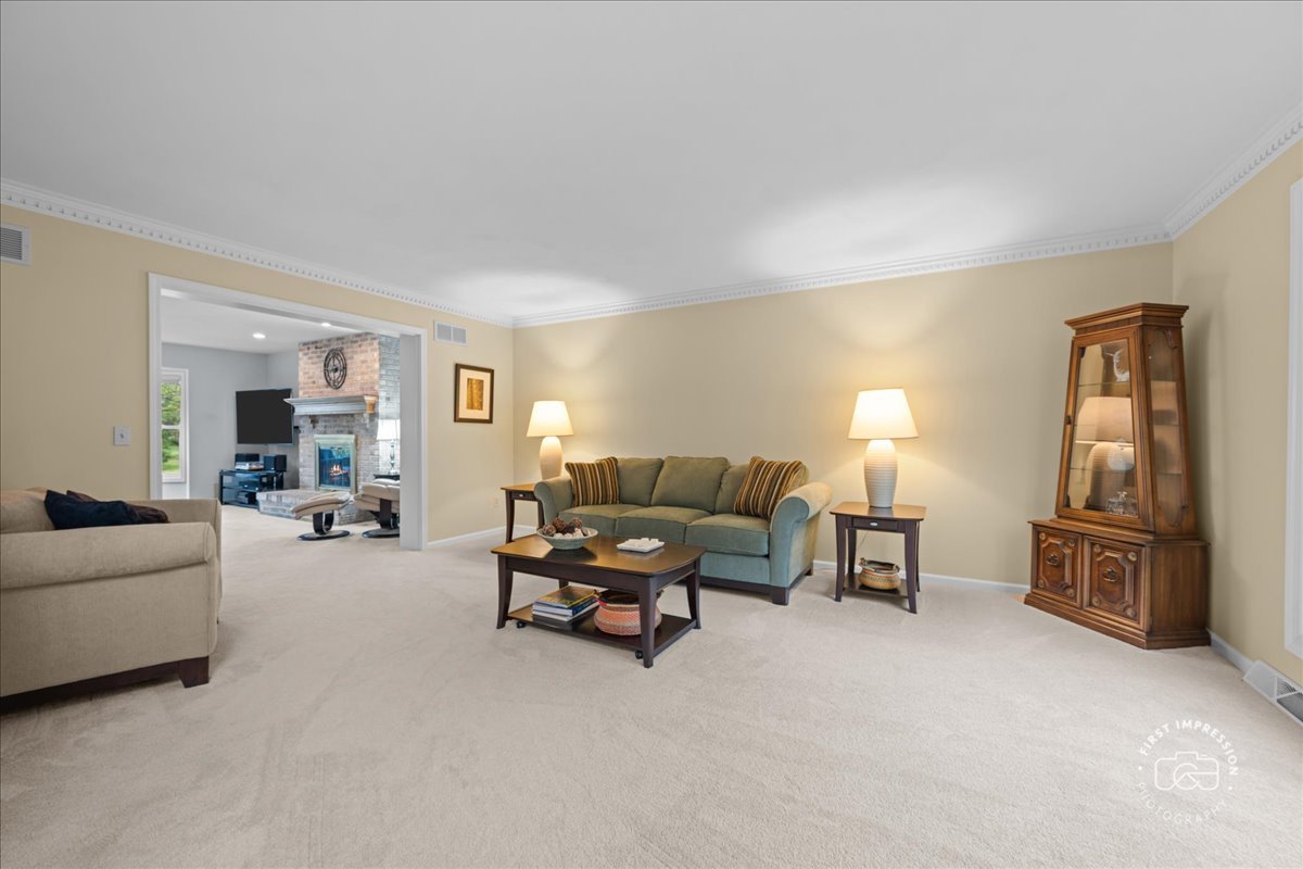 202 Windsor Circle, St. Charles, IL 60175