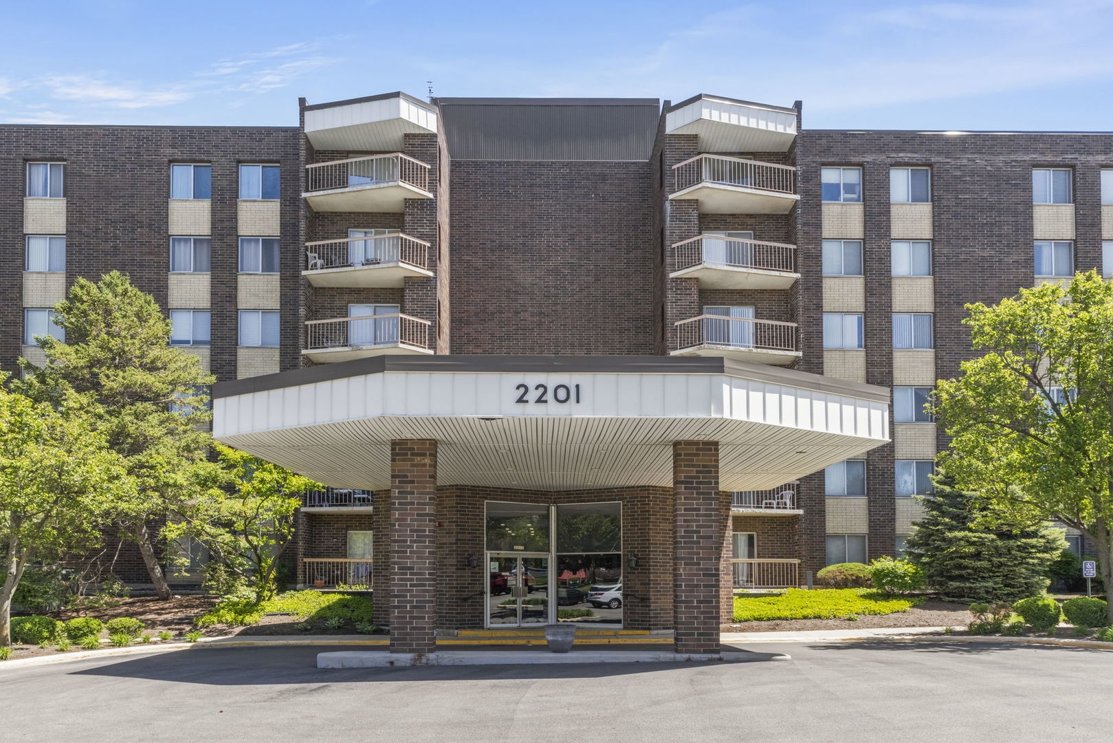 2201 S Grace Street #603, Lombard, IL 60148