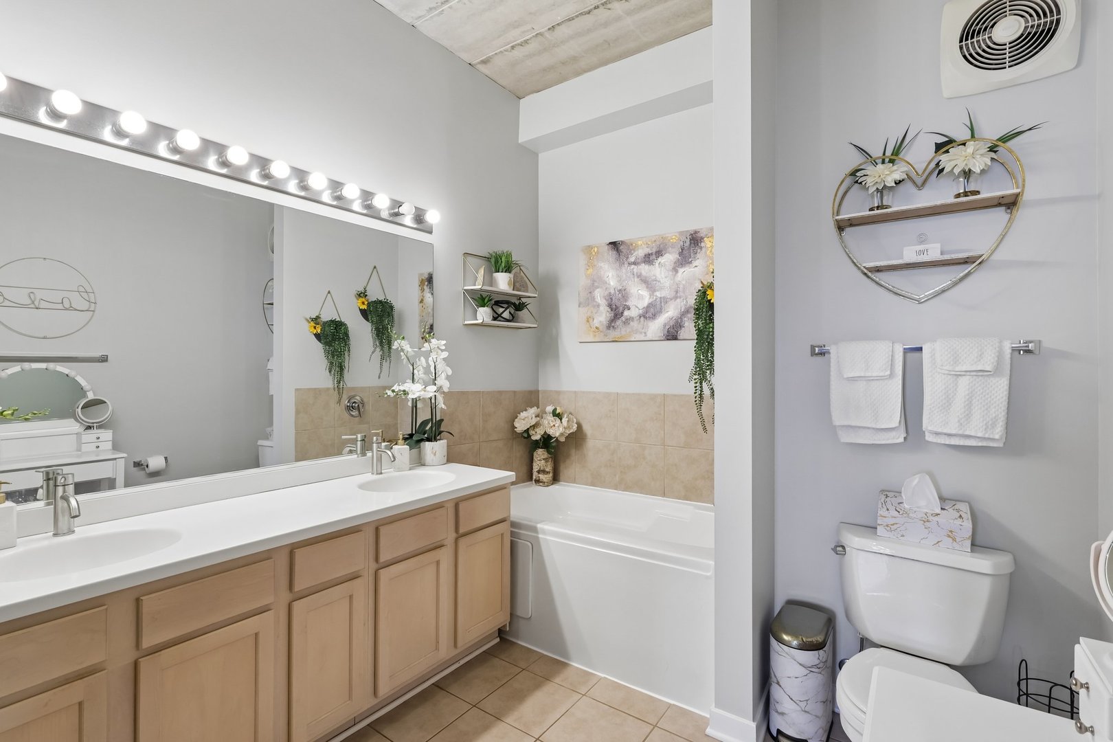 3260 N Clark Street #408, Chicago, IL 60657
