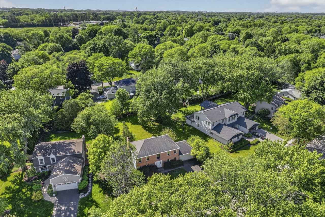 647 Sedgwick Drive, Libertyville, IL 60048