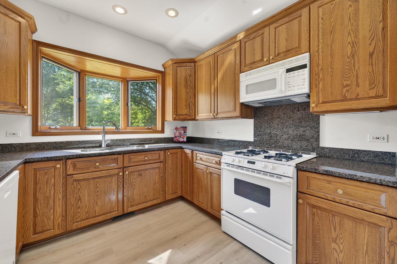 647 Sedgwick Drive, Libertyville, IL 60048