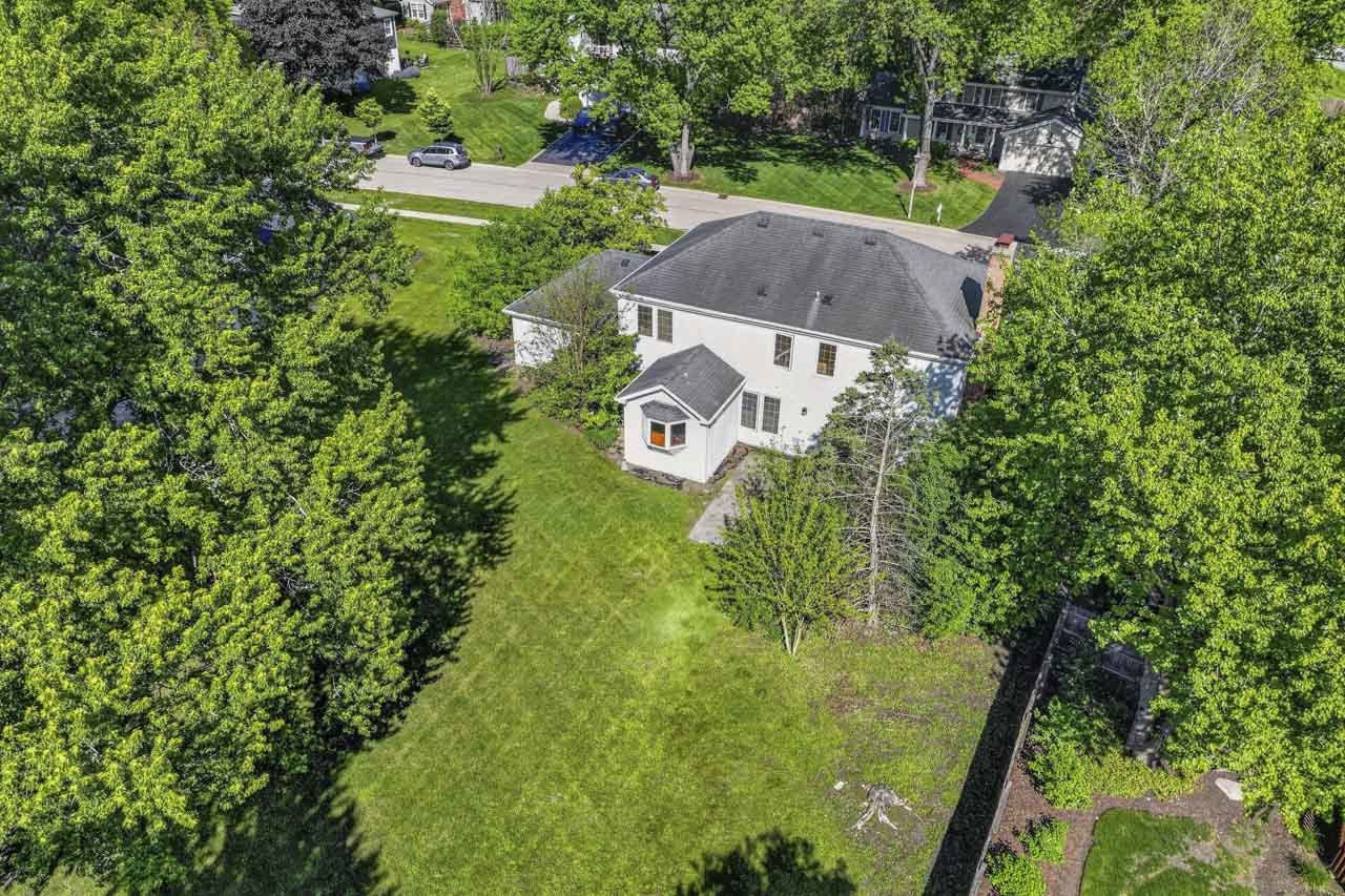 647 Sedgwick Drive, Libertyville, IL 60048