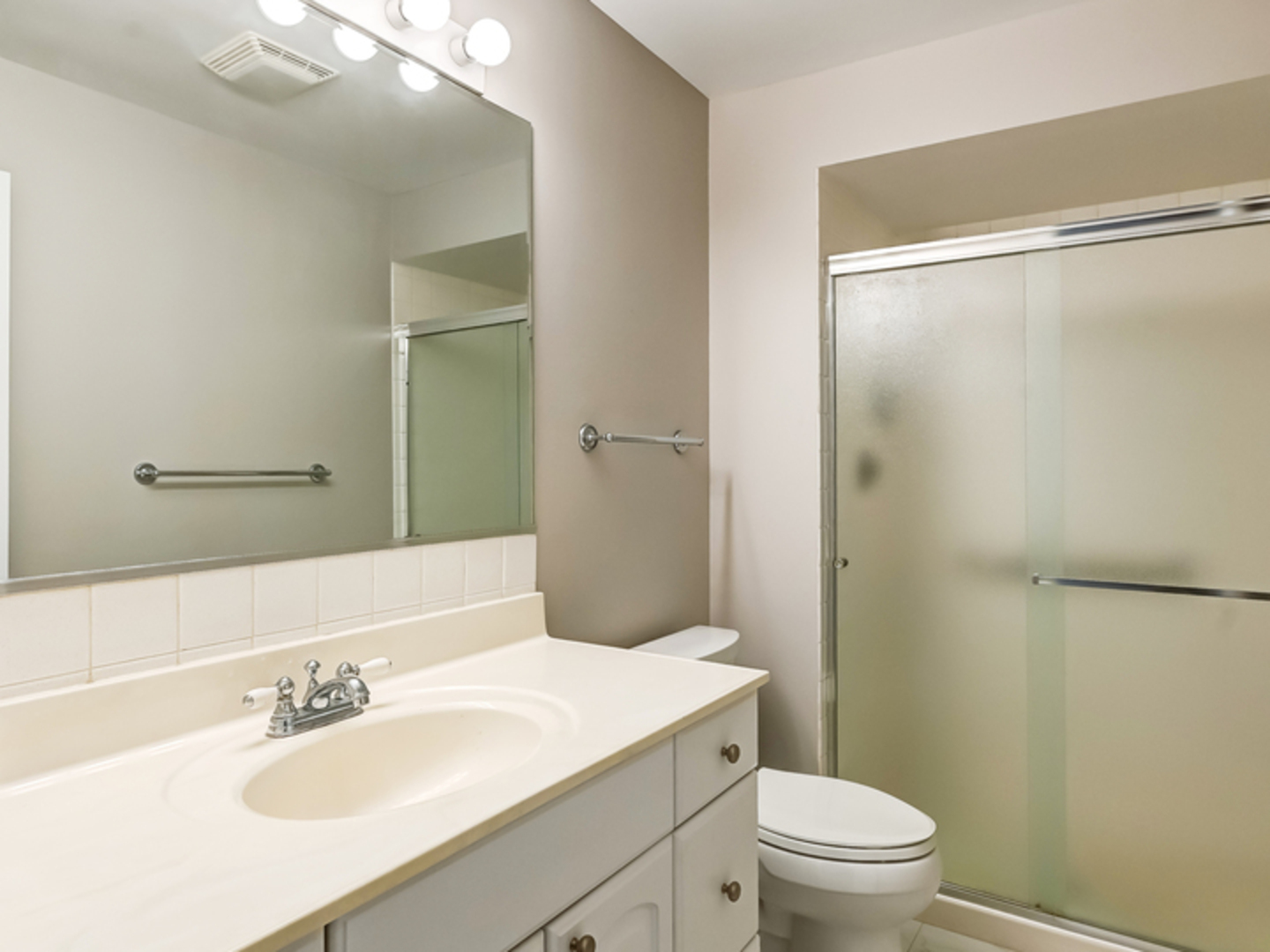 701 Lake Hinsdale Drive #412, Willowbrook, IL 60527