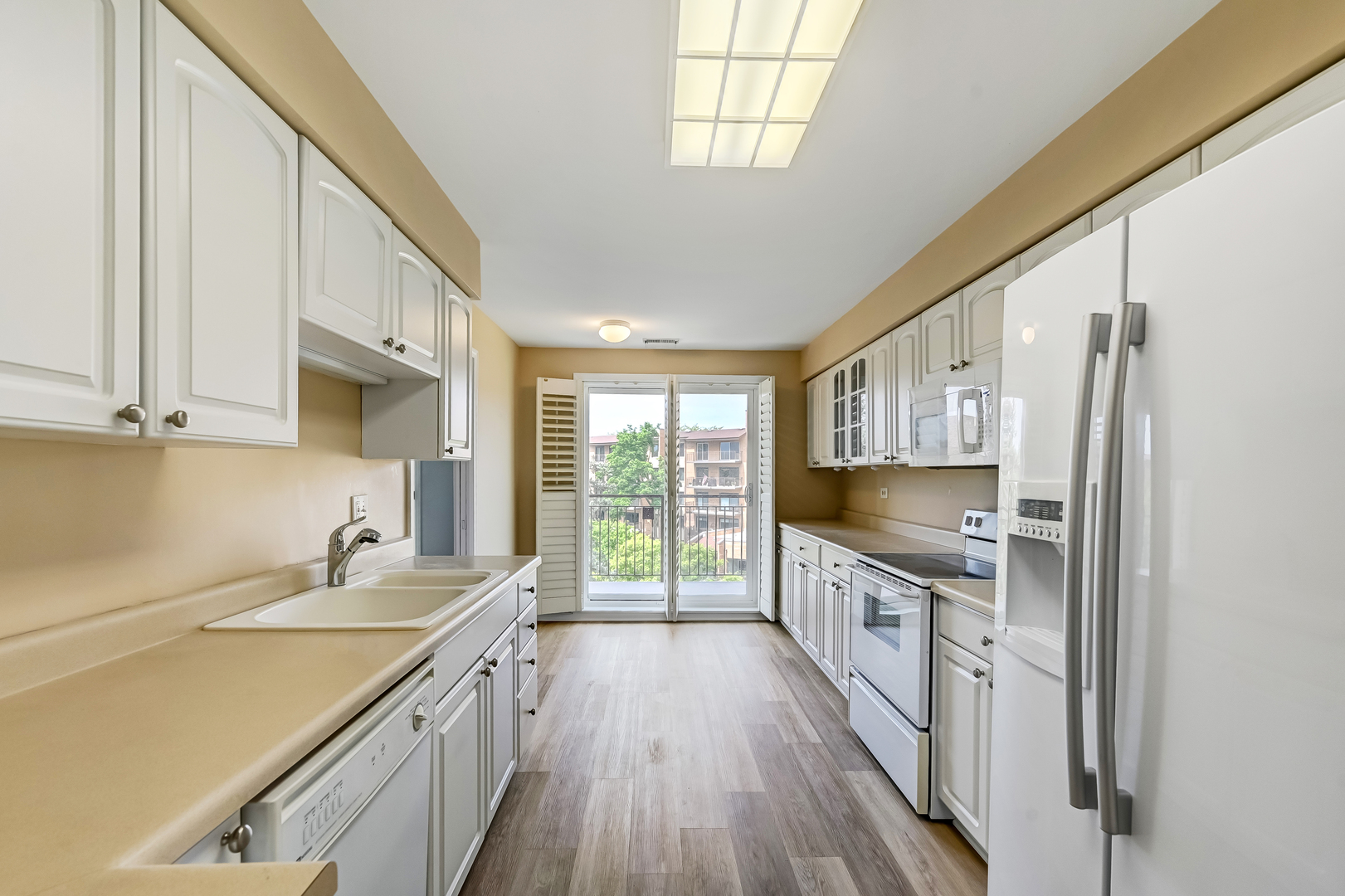 701 Lake Hinsdale Drive #412, Willowbrook, IL 60527