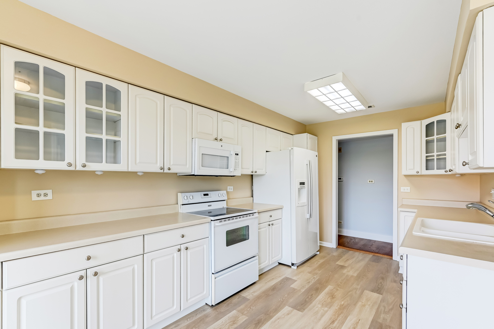 701 Lake Hinsdale Drive #412, Willowbrook, IL 60527