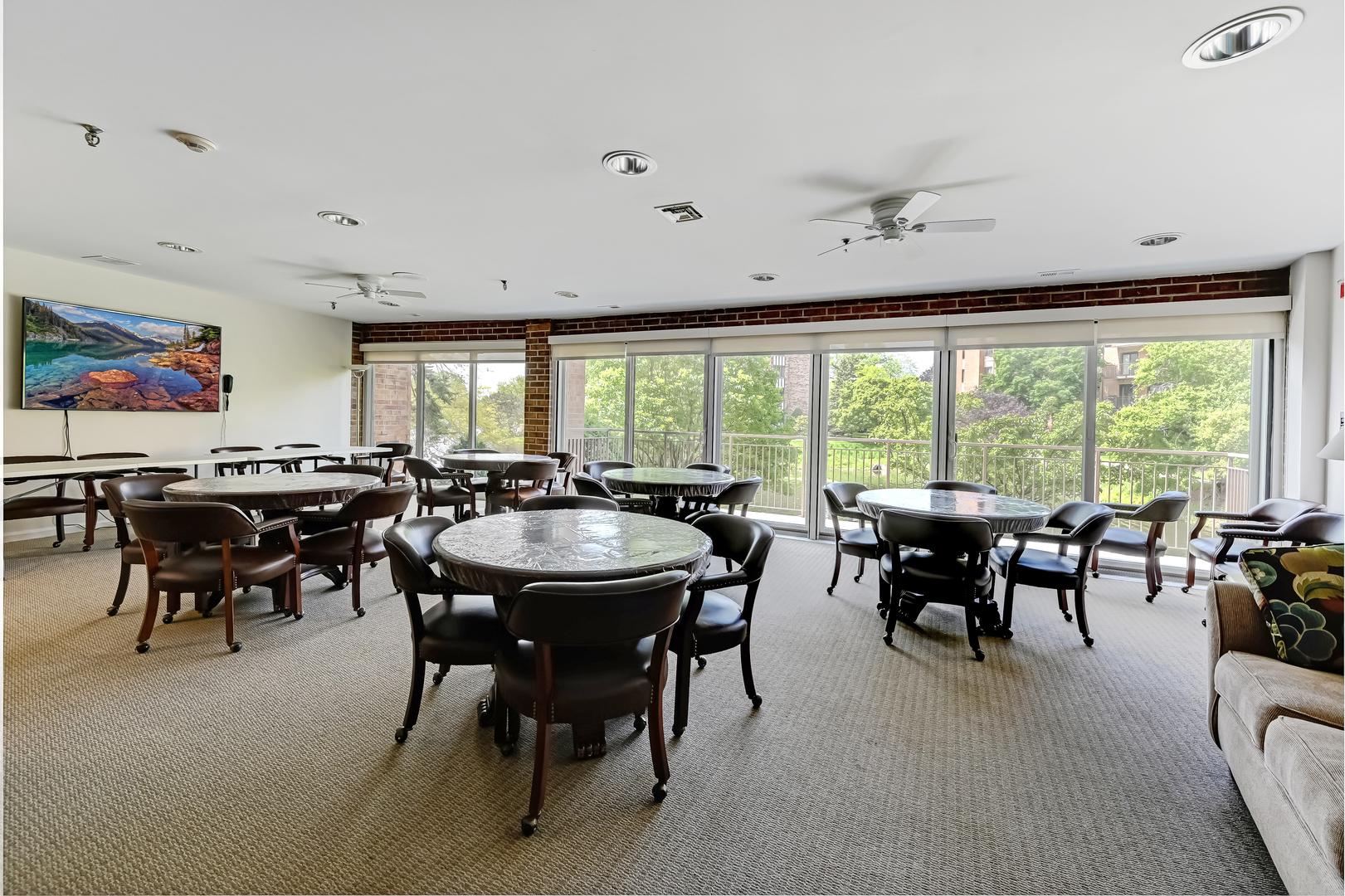 701 Lake Hinsdale Drive #412, Willowbrook, IL 60527
