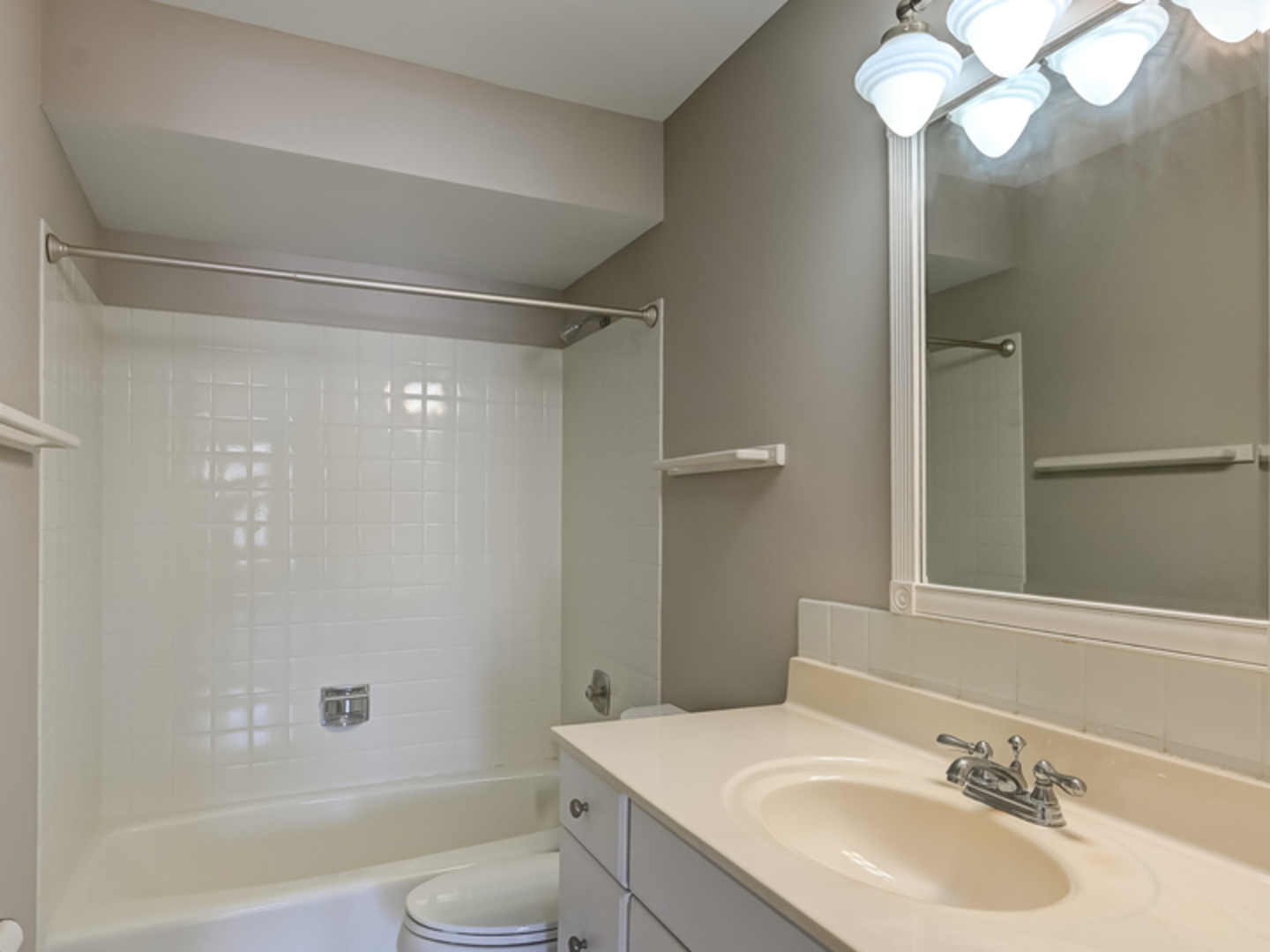 701 Lake Hinsdale Drive #412, Willowbrook, IL 60527