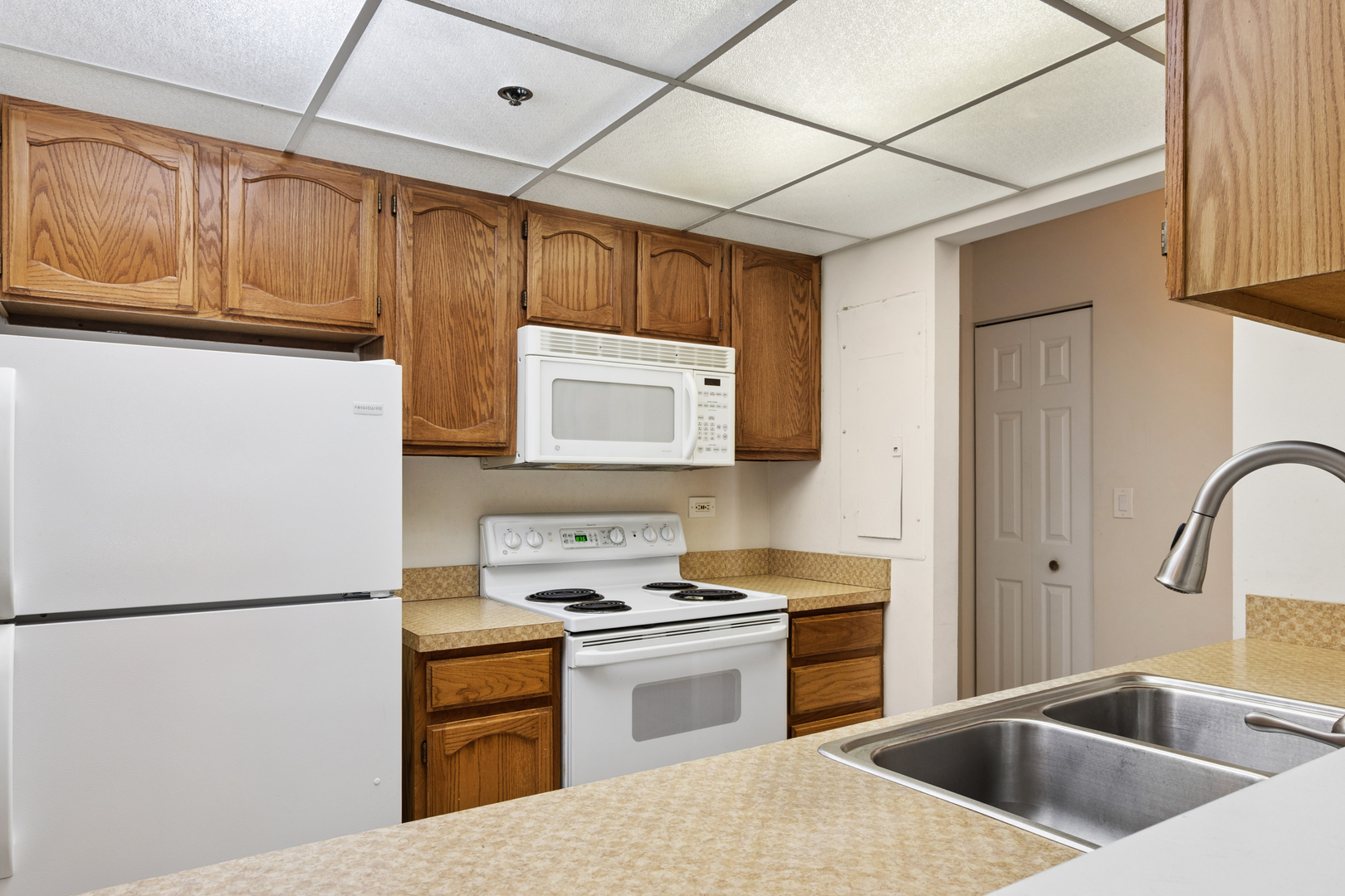 1 Bloomingdale Place #220, Bloomingdale, IL 60108