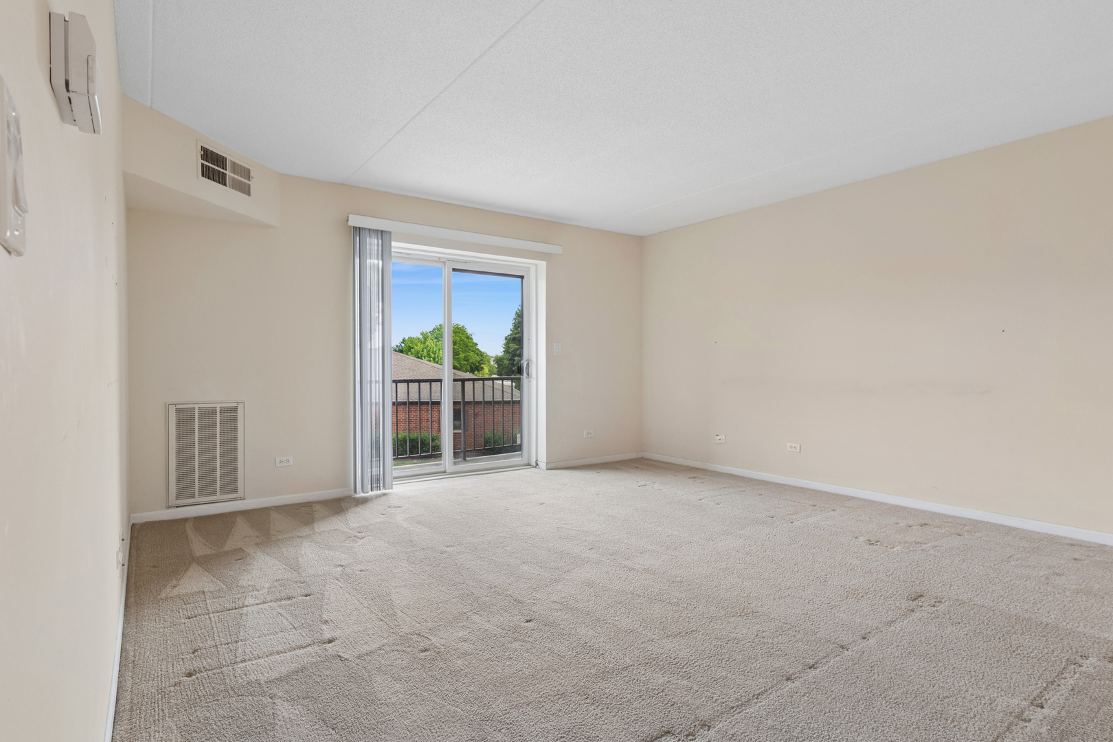 1 Bloomingdale Place #220, Bloomingdale, IL 60108