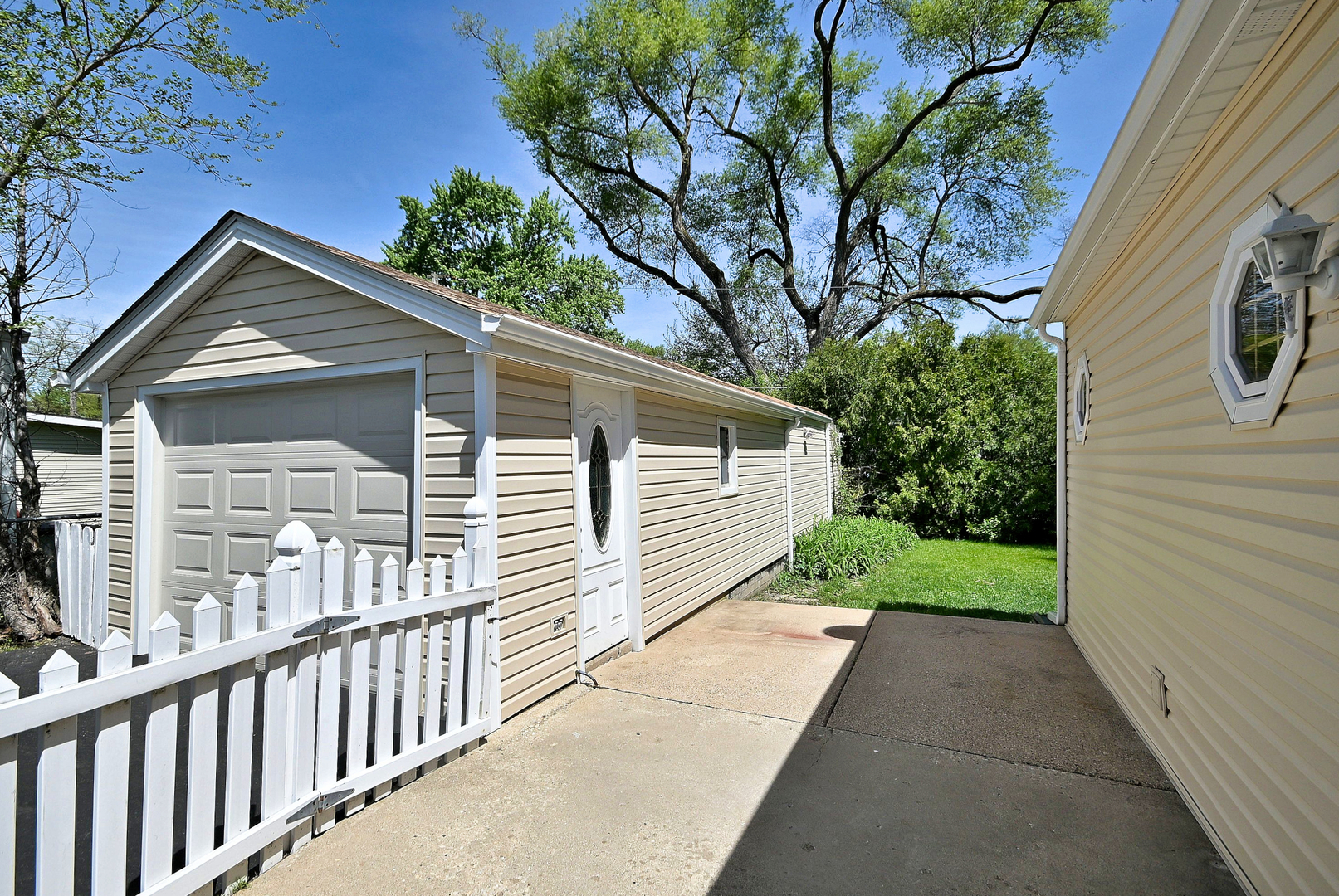 108 Cedar Circle, Streamwood, IL 60107
