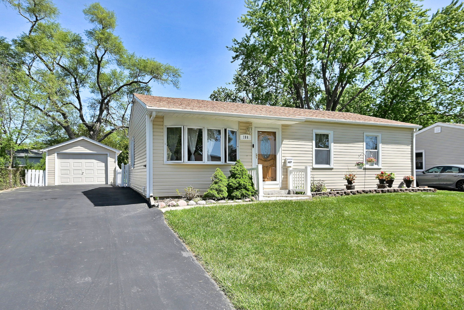 108 Cedar Circle, Streamwood, IL 60107