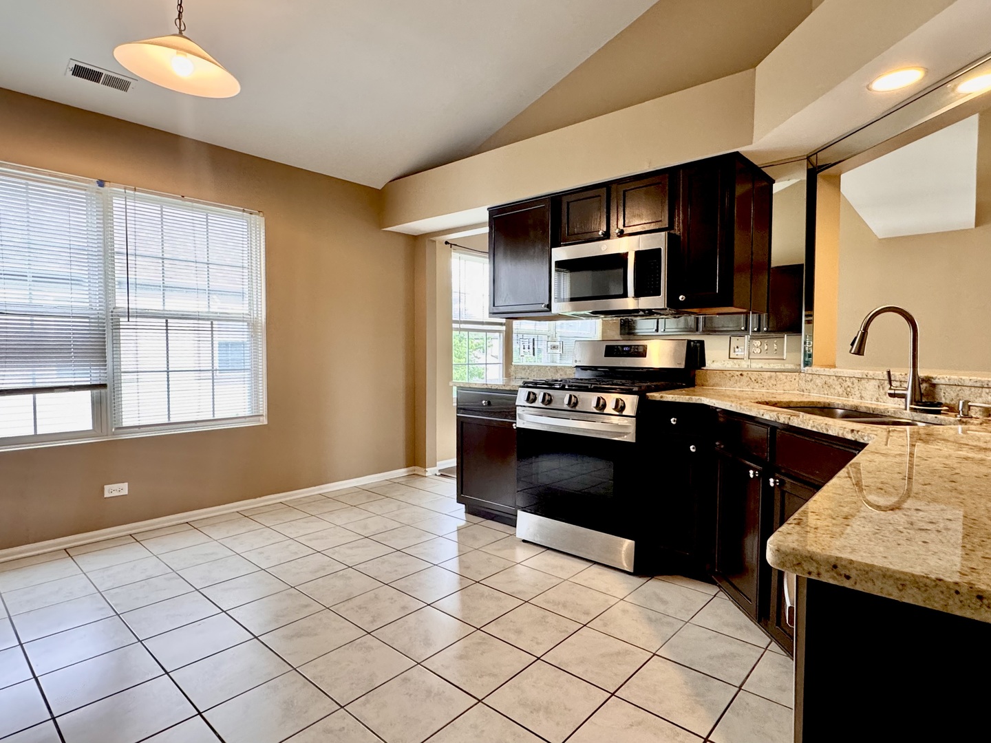 2905 STONEWATER Drive #2905, Naperville, IL 60564