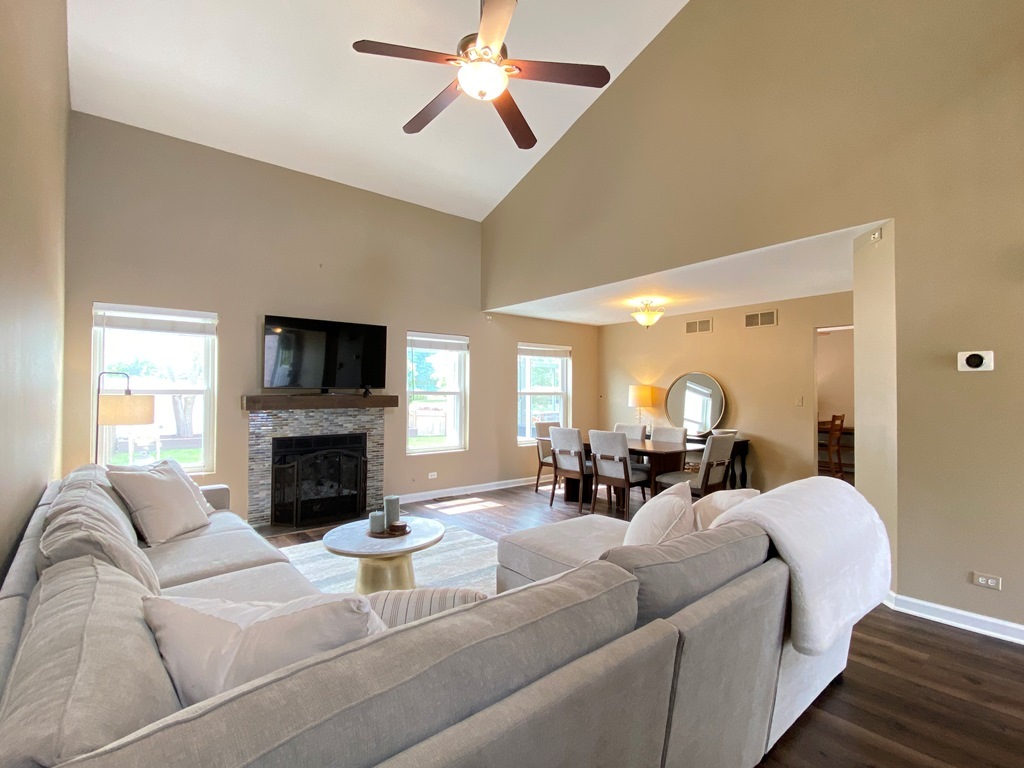 1073 Georgian Place #1073, Bartlett, IL 60103