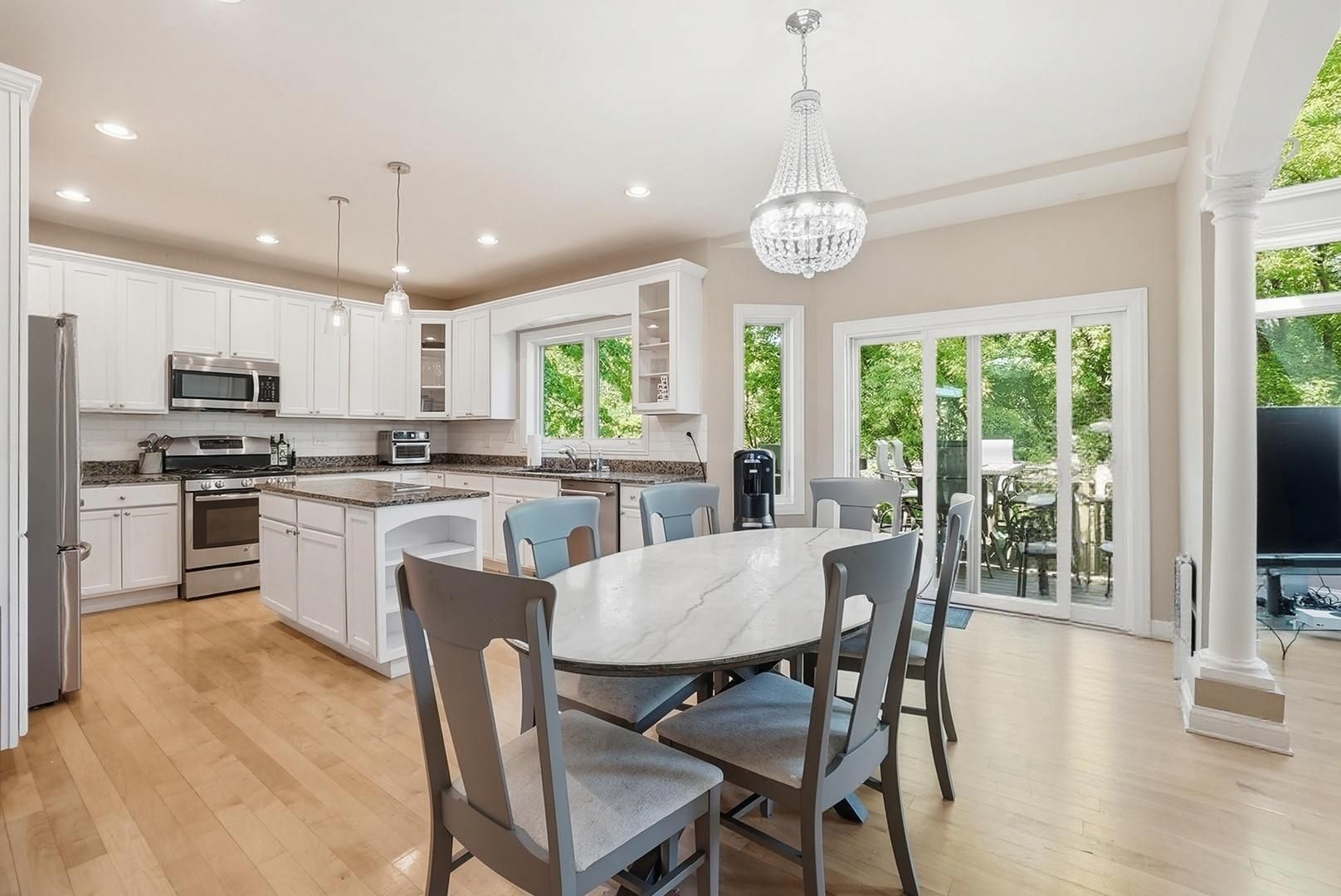 10S372 Tim Court, Willowbrook, IL 60527